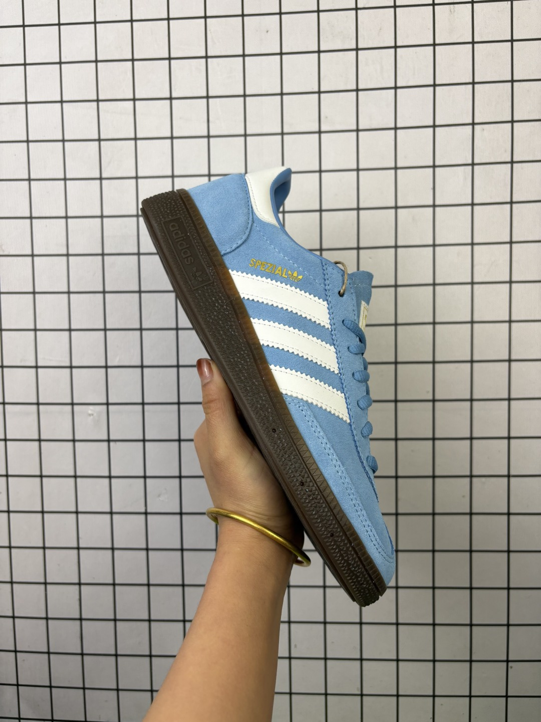 💰150 公司级✅Ad Handball Spezial 复古单品 阿迪达斯经典款复古休闲板鞋 #原厂原档案开发出品 皮料切割干净无任何毛边 鞋型细节完美 超高清洁度 货号：BD7632 尺码：36 36.5 37 38 38.5 39 40 40.5 41 42 42.5 43 44 44.5 45 46 47 编码719