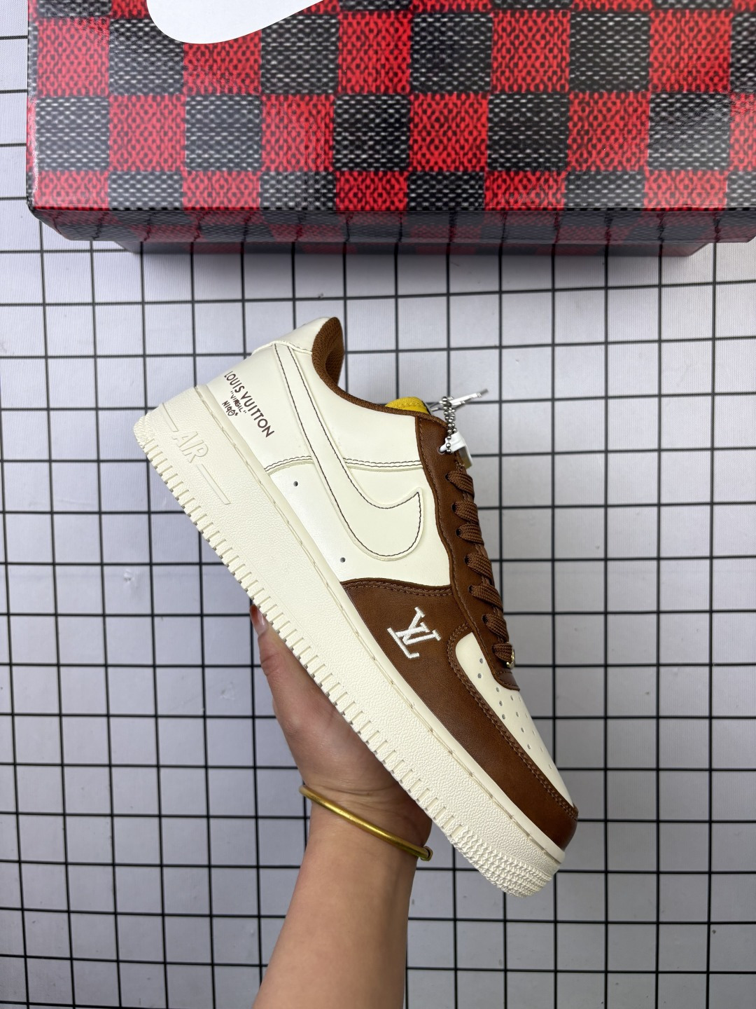 Nike/耐克 男女鞋真标半码制,原楦原纸版开发,采用软质荔枝纹牛剖革组合猪巴革鞋面材质,内置全掌Air Sole气垫❗创意定制,联乘美国潮流服饰品牌/至高Supreme x Nike Air Force 1 07 Low"Supreme"空军一号经典低帮百搭休闲运动板鞋“ KD1688-004 类型:男女鞋 编码719