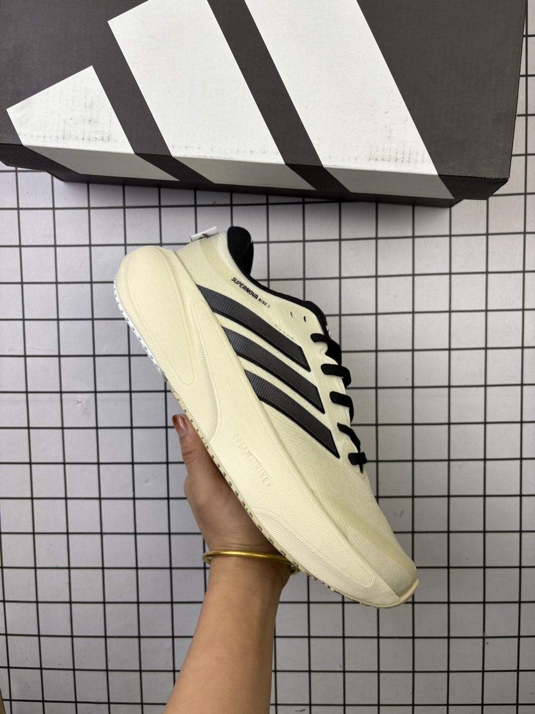 Adidas RUNFALCON 3.0 阿迪达斯轻盈跑鞋 这款运动鞋凭借织物面料和舒适外底的优势力求一步一适意,为双足带来持续的能量体验任你随时开启活力型跑 采用织物面料打造充满张力 符合质感和舒适度双需求 货号:JR9613 编码688