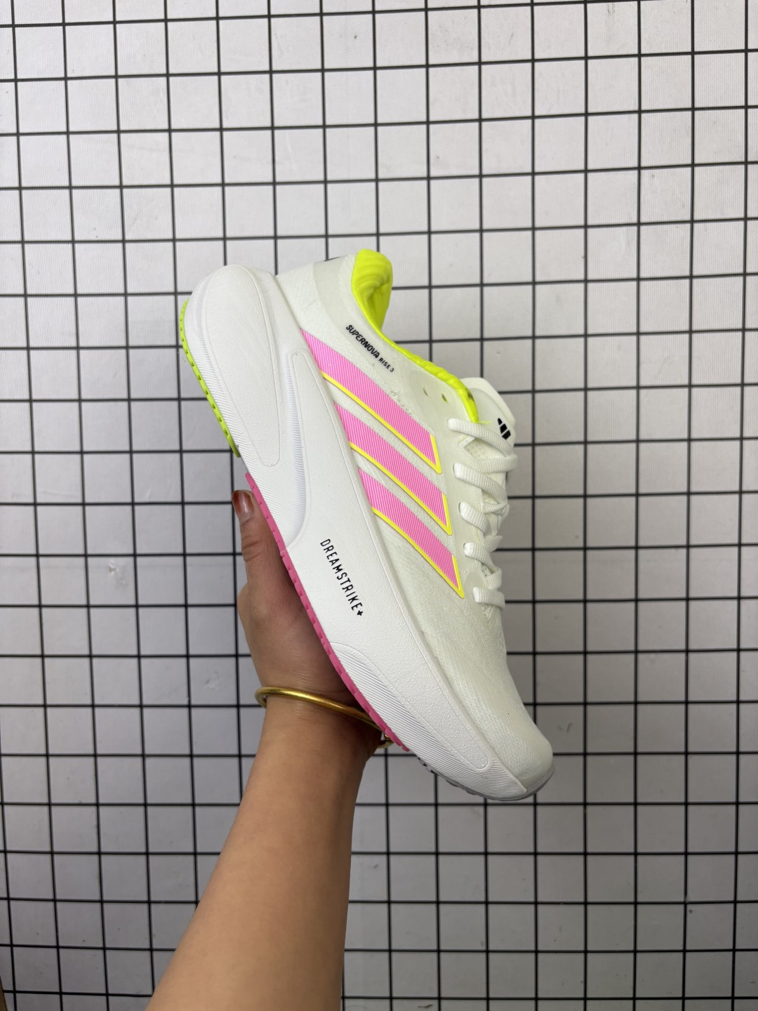 Adidas RUNFALCON 3.0 阿迪达斯轻盈跑鞋 这款运动鞋凭借织物面料和舒适外底的优势力求一步一适意,为双足带来持续的能量体验任你随时开启活力型跑 采用织物面料打造充满张力 符合质感和舒适度双需求 货号:JR9613 编码688