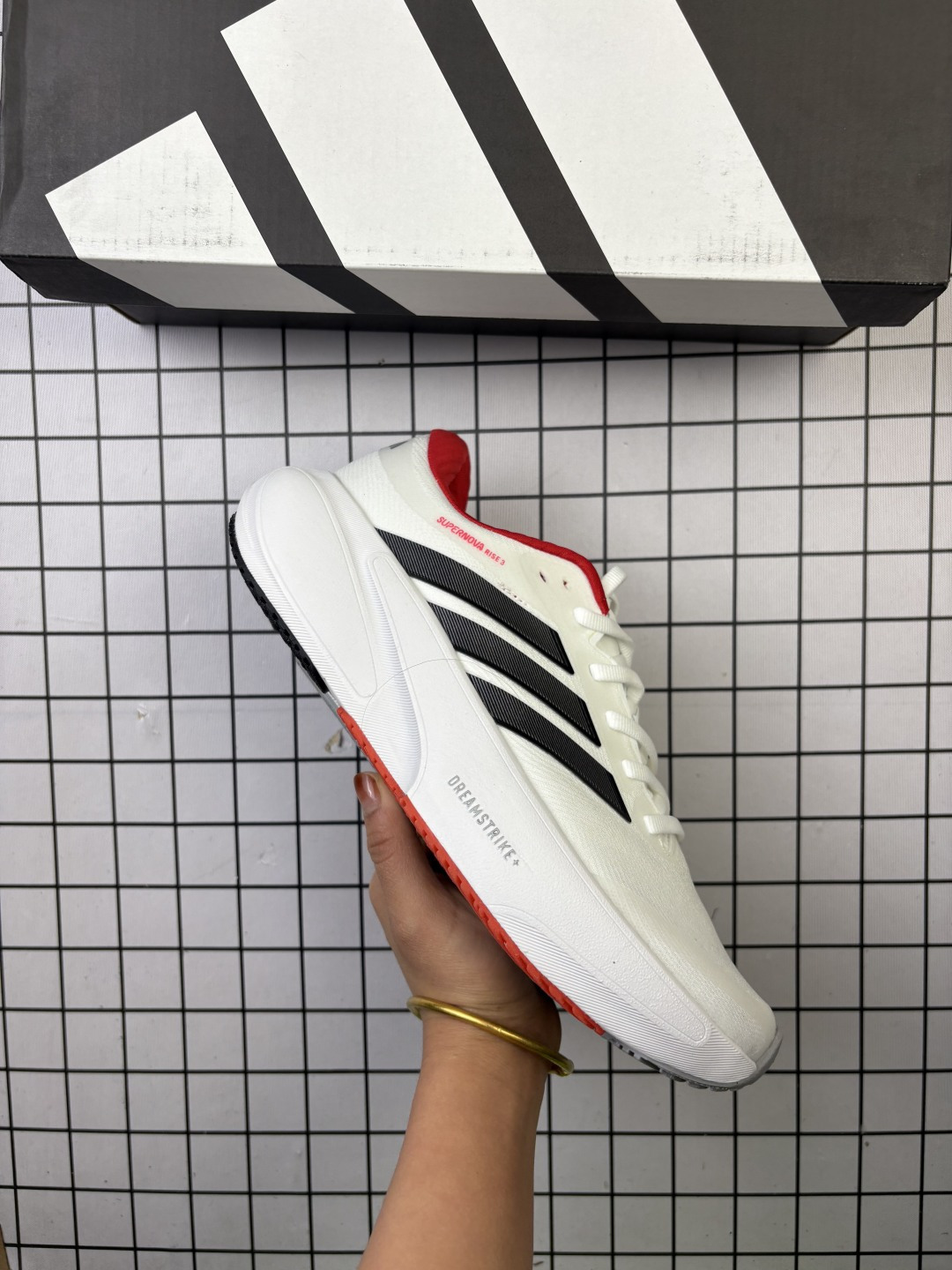 Adidas RUNFALCON 3.0 阿迪达斯轻盈跑鞋 这款运动鞋凭借织物面料和舒适外底的优势力求一步一适意,为双足带来持续的能量体验任你随时开启活力型跑 采用织物面料打造充满张力 符合质感和舒适度双需求 货号:JR9613 编码688