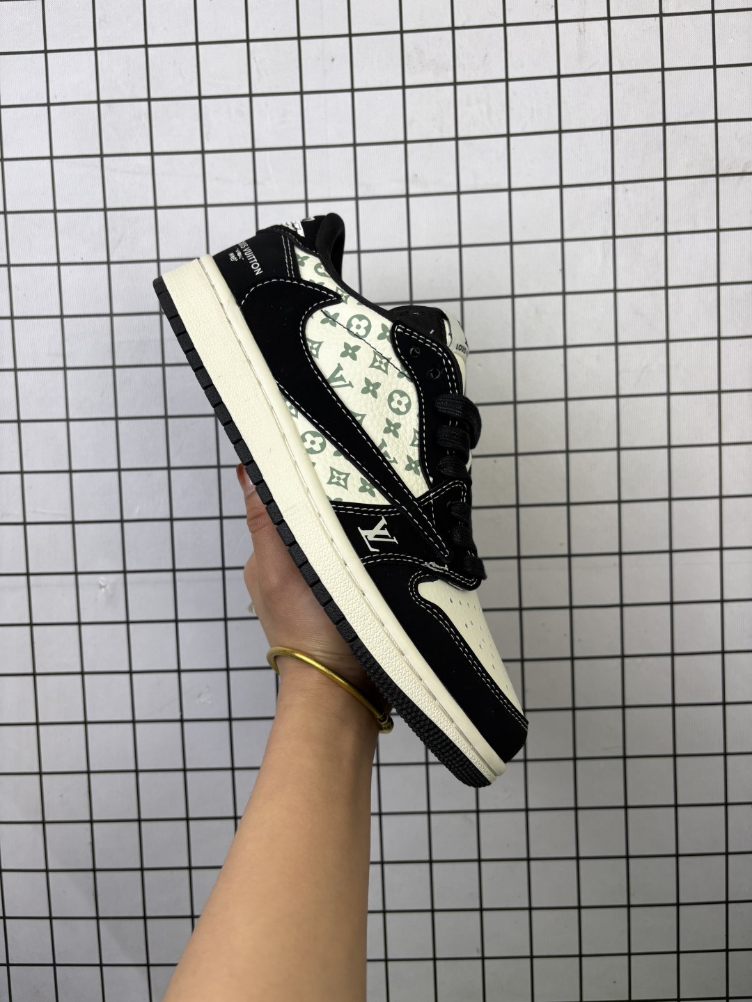 💰100
特价 Travis Scott x Fragment Design x Jordan Air Jordan 1 Low OG SP LV联名——“暮云灰”  多方联名合作融合了Travis Scott 独特的音乐风格，藤原浩个性的设计风格以及Jordan品牌的经典元素 使其成为一双具有独特身份和价值的鞋子 清新而立体的外观加上联名标识更突出了其独特身份 这种配色方案显示出活力和时尚感 在视觉上引人注目  鞋身的质感和细腻的细节处理使其显得高端而格调十足  这款“倒钩”联名是设计与创意完美结合  融合多方的个性风格是一款备受瞩目的潮流鞋款  低帮休闲板鞋 定制鞋盒 大厂纯原品质出货 超高清洁度 皮料切割干净无任何毛边 细节完美 
 货号：LX1988-102
 Size:36 36.5 37.5 38 38.5 39 40 40.5 41 42 42.5 43 44 44.5 45
编码577