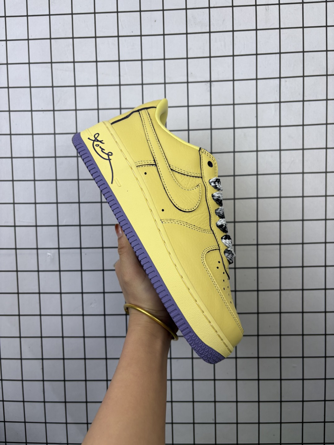 💰250 耐克Nike AIR FORCE 1‘07 LV8空军一号低帮百搭休闲运动板鞋。柔软、弹性十足的缓震性能和出色的中底设计，横跨复古与现代的外型结合，造就出风靡全球三十多年的Force 1。 货号:HV9408 尺码:36 36.5 37.5 38 38.5 39 40 40.5 41 42 42.5 43 44 45 46 47.5 编码719