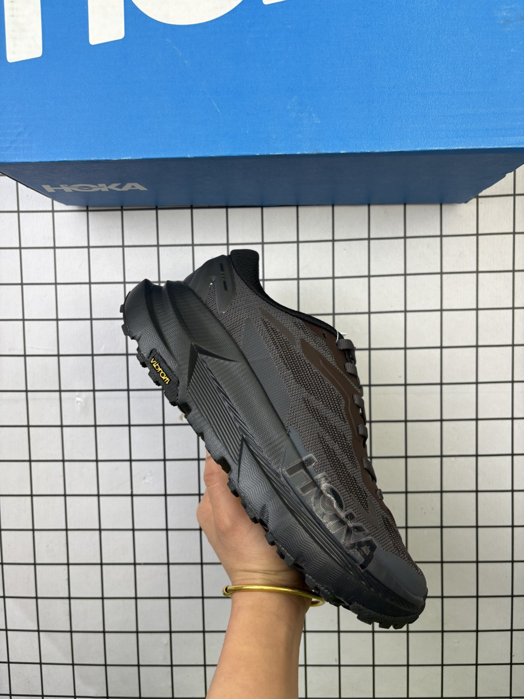 🈴💰160
HOKA ONE ONE Mafate X
轻量低帮户外越野跑鞋 户外山脉越野轻量运动跑鞋 1161992 OMLG
鞋面用轻的无缝架构，鞋带用了弹性不易松脱的扁宽弹性鞋带，轻薄的TPU贴在透气的鞋面上。以阿尔卑斯山脉为主将亮色与蓝色调覆盖在这轮廓之上，前掌与中掌部分进行加宽，橡胶大底，EVA缓震鞋底用滚动平衡技术引导跑者自然步态。

码数：36 36.5 37 38 38.5 39 40 40.5 41 42 42.5 43 44 44.5 45
编码旭