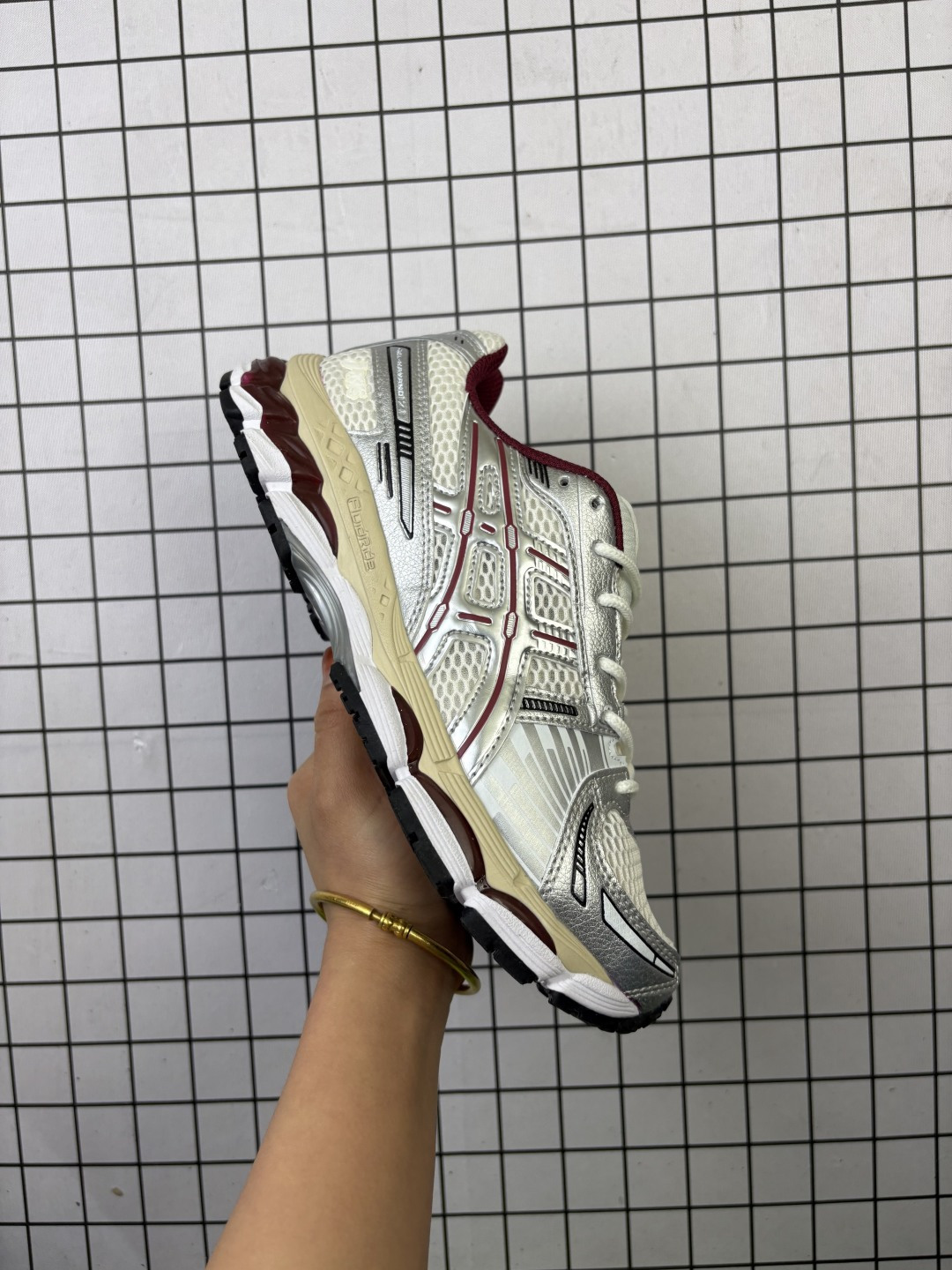 公司级✅Asics Gel-Quantum Kinetic 亚瑟士 复古休闲运动鞋厚底增高老爹鞋 采用 GEL Scutoid技术的橡胶鞋底.在拥有拥有相同外底科技的基础上,与早先推出的 Kiko Kostadinov 联名款 GEL-QUANTUM ZIENTZIA 十分相似,不失为具有 Ki 味的平替选择. 货号:1203A270-021 编码770