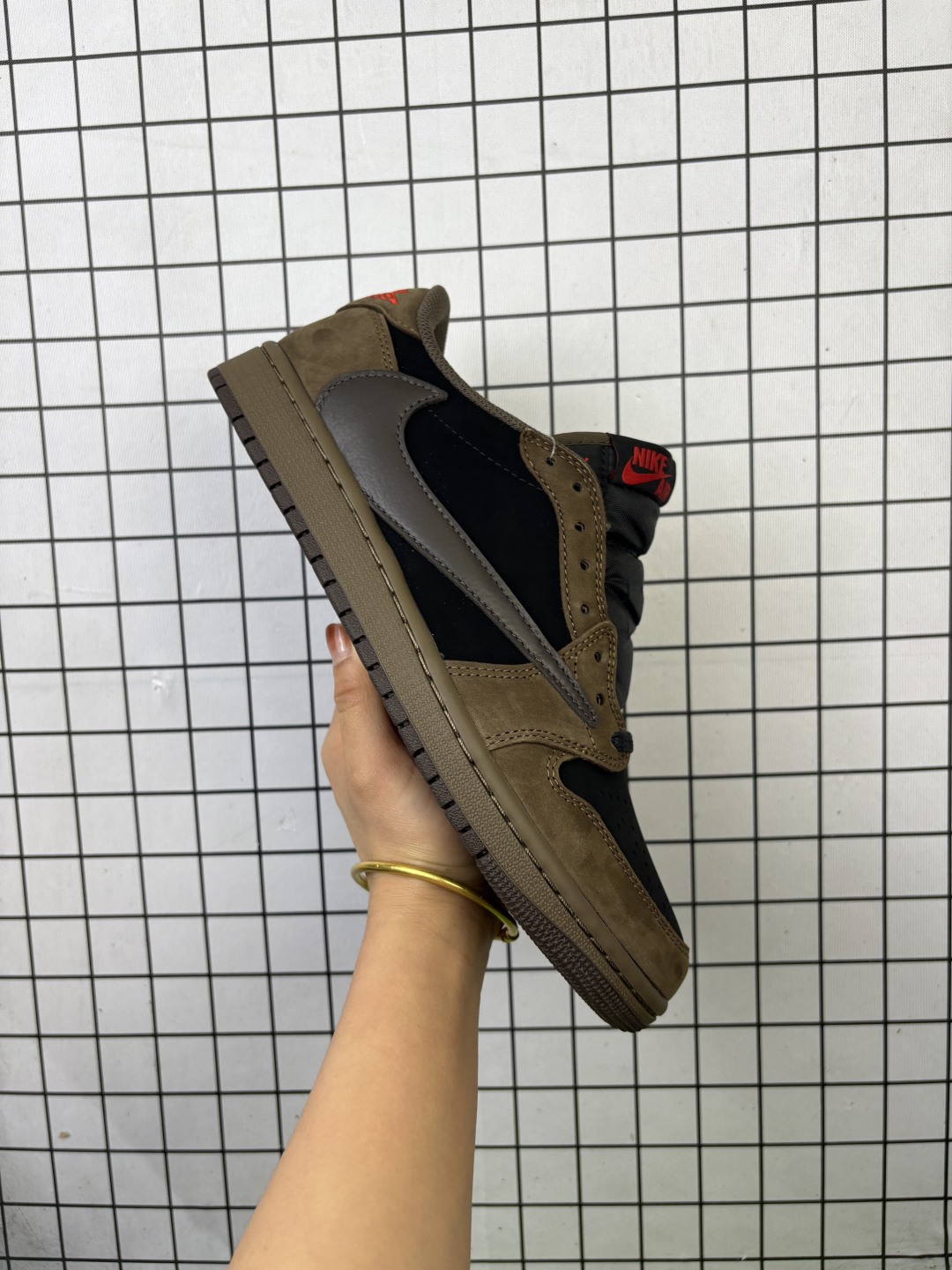 💰210
公司级✅Nike Air Jordan 1 x Travis Scott AJ1倒勾 乔一倒钩 耐克 低帮文化篮球鞋
升级原楦原档案数据开发纸版楦型 采用同源纳帕头层皮革鞋面材质 全新底模完美品相清洁度及喷漆效果 完美品质出货 细节如图所示 鞋面切割工整 冲孔整齐干净 中底拉帮线 整体清洁度非常好
货号:CQ4277-001
尺码:36 36.5 37.5 38 38.5 39 40 40.5 41 42 42.5 43 44 45 46 47
编码757