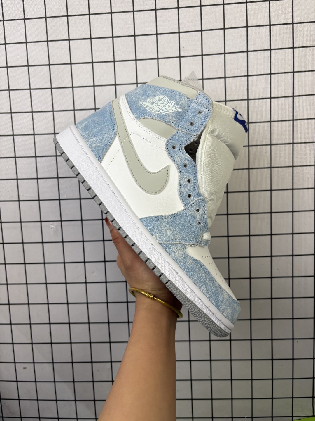 💰180
【公司级】耐克 男女款运动板鞋 Nike Air Jordan 1 Retro High OG 乔丹一代aj1 乔1 AJ1 篮球鞋复刻运动鞋。皮面高帮板鞋的设计灵感源自运动夹克,带你重温入选球队时刻。采用经典学院风配色,搭配耐克大勾设计,为你打造出众风范,伴你奋斗不止。天然皮革鞋面,塑就出众耐穿性和结构感,尽显出众风范。后跟鞋底加入 Air 缓震技术,轻盈缓震。该鞋款的包边采用与元年款 AJ1 相同的版型和厚实缝线细节,缔造稳定支撑效果。
货号:555088 402
编码:757
36-47