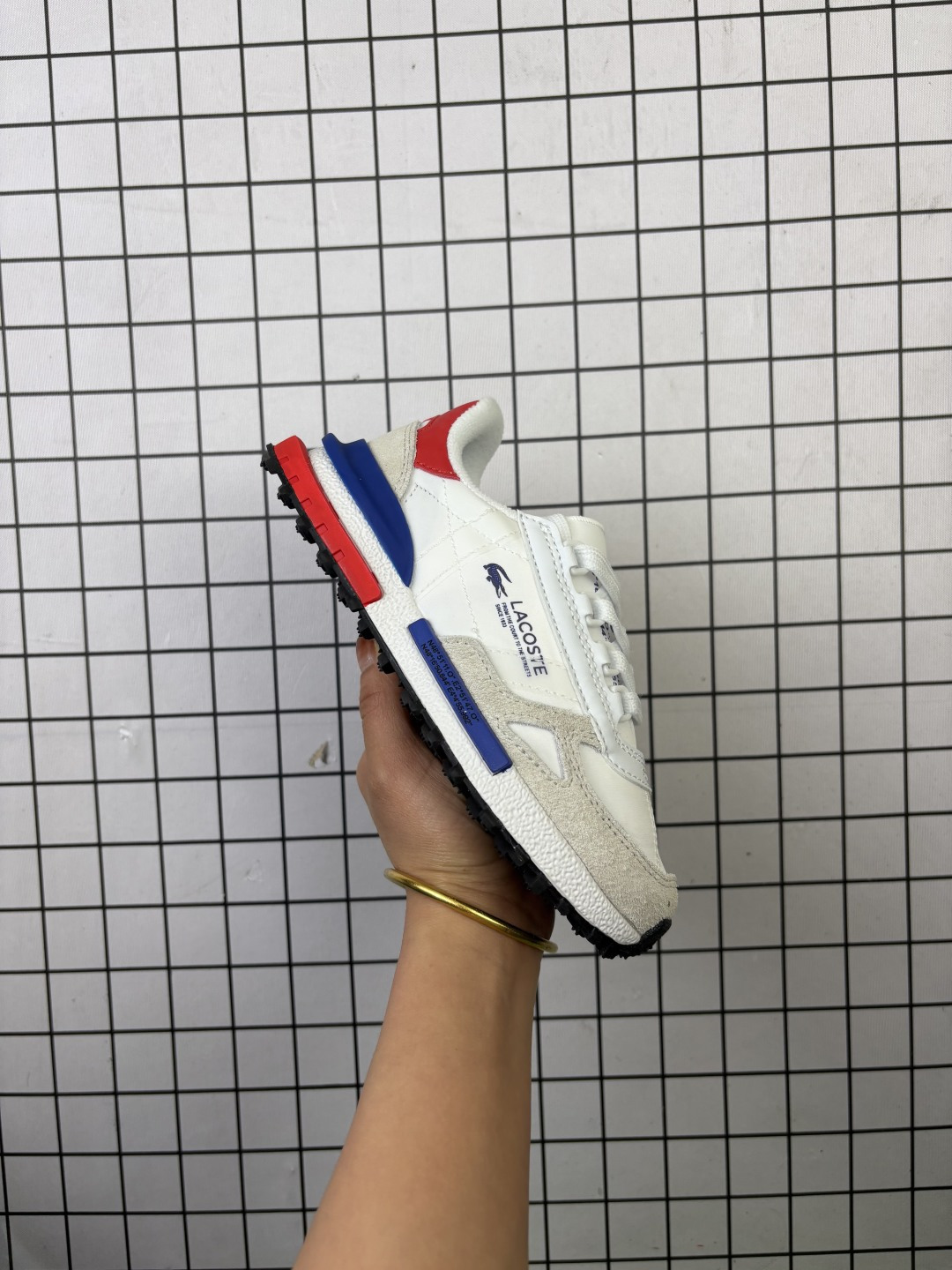 💰115
LACOSTE法国鳄鱼 织物 时尚拼色 低帮 生活休闲鞋
LACOSTE风格源于体育运动的优雅风范 
既可以在球场上穿着 也适合日常生活的优雅服装—源自体育运动的优雅风范 绝对现代的时尚形象 LACOSTE为时尚风格与舒适之感而不断创新
尺码:26-35
编码553