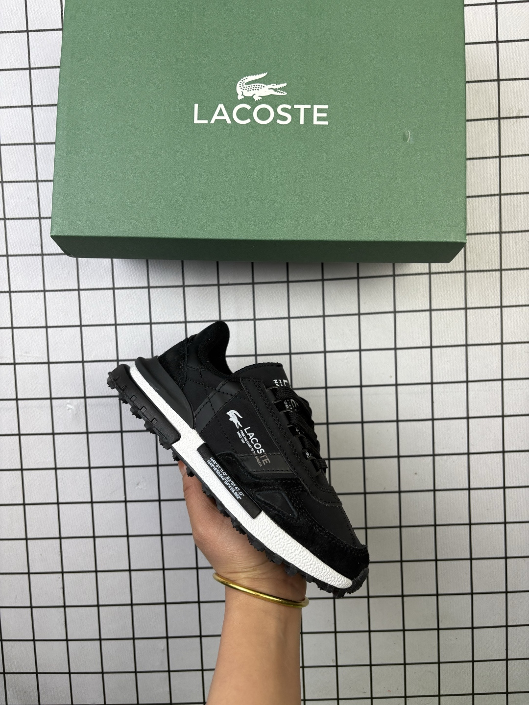 🈴💰115
LACOSTE法国鳄鱼 织物 时尚拼色 低帮 生活休闲鞋
LACOSTE风格源于体育运动的优雅风范 
既可以在球场上穿着 也适合日常生活的优雅服装—源自体育运动的优雅风范 绝对现代的时尚形象 LACOSTE为时尚风格与舒适之感而不断创新
尺码:26-35
编码553