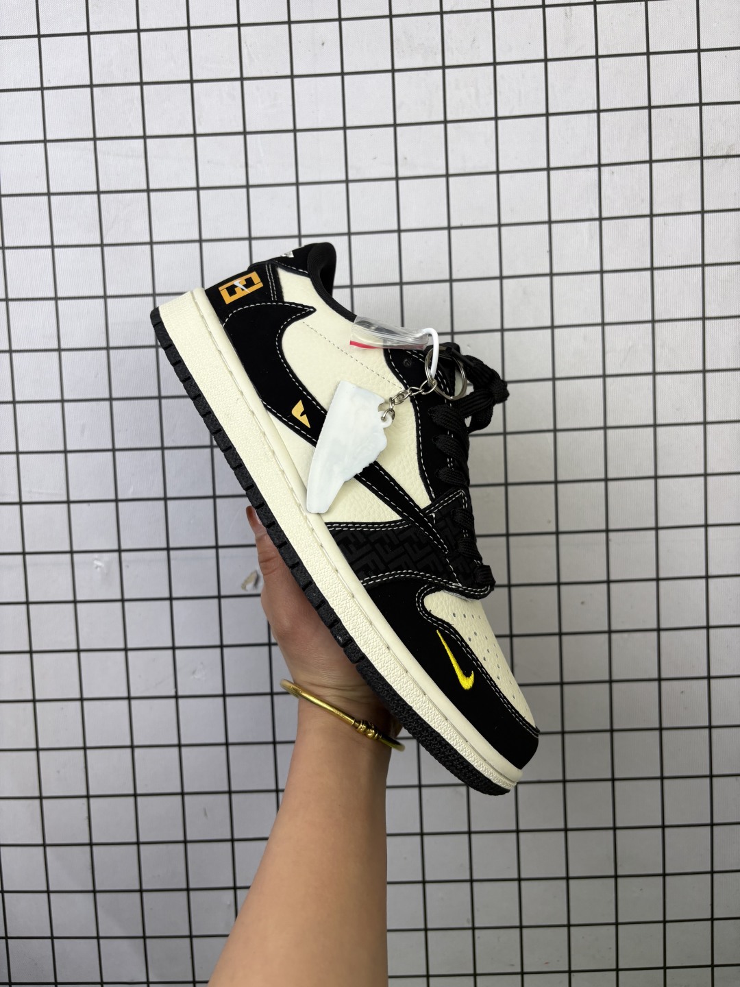 💰240
Jordan/乔丹 男女鞋真标半码制,采用软质荔枝纹牛剖革鞋面材质,缜密拉帮中底布,鞋垫嵌EVA缓震物料及背胶,内置气垫及耐磨橡胶大底❗️创意定制联名,意大利著名奢侈品牌·芬迪Fendi x Travis Scott x Nike Air Jordan 1 Low OG SP"Fendi"AJ1乔丹一代经典低帮文化百搭休闲运动篮球鞋“TS联名黑米白黄Fendi刺绣倒钩 DD7866-110
类型:男女鞋
码数:36 36.5 37 38 38.5 39 40 40.5 41 42 42.5 43 44 45
编码719