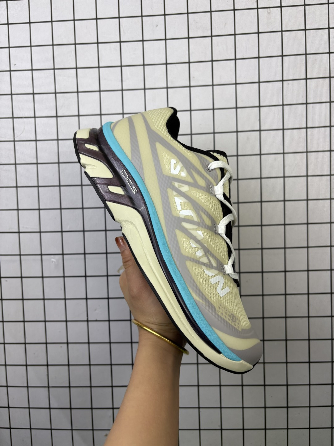 💰280
Salomon/萨洛蒙 原楦原纸版开发版型，采用工程透气织物鞋面材质，欧索莱环保去臭环型组合鞋垫，外置三层双层组合橡胶高回弹泡棉科技防滑大底❗️法国户外品牌-萨洛蒙联名比利时著名设计师品牌-马丁·马吉拉·MM6 Maison Margiela x Salomon XT Sneaker"Vanilla Ice"XT系列低帮城市越野机能透气休闲运动鞋 491999

类型：男女鞋
码数：36 36.5 37 38 38.5 39 40 40.5 41 42 42.5 43 44 45 46 47
编码大Y