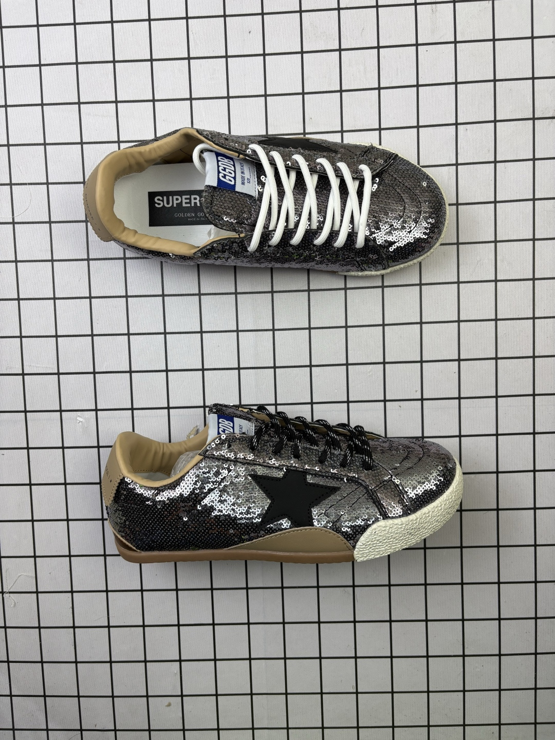 🈴💰170
公司级✅GGDB Golden Goose Super Star 小脏鞋运动鞋休闲擦脏系列
火爆全网各路明星纷纷上脚,头层牛皮小脏鞋,顶级品质 全部细节官网同步 完美精细做工,全手工打磨做旧,自带3厘米内增高,巴黎时装周出镜率最高的小脏鞋。2020Golden Goose 官网同步上新,舒服不磨脚!
尺码:35 36 37 38 39 40 41 42 43 44 45
编码103