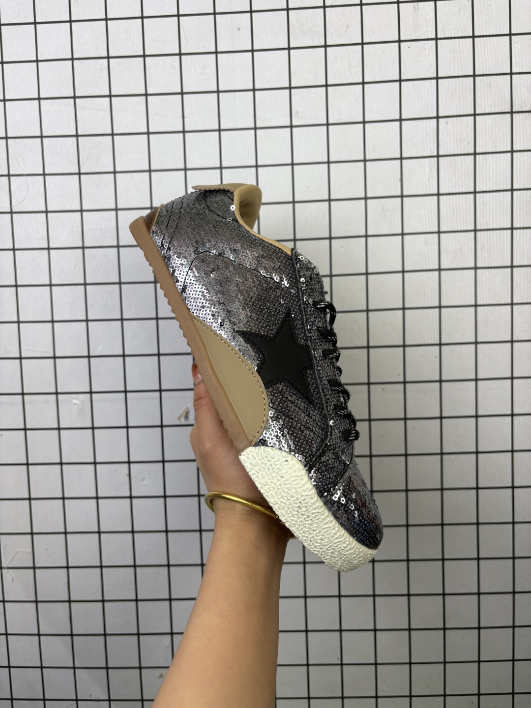 🈴💰170
公司级✅GGDB Golden Goose Super Star 小脏鞋运动鞋休闲擦脏系列
火爆全网各路明星纷纷上脚,头层牛皮小脏鞋,顶级品质 全部细节官网同步 完美精细做工,全手工打磨做旧,自带3厘米内增高,巴黎时装周出镜率最高的小脏鞋。2020Golden Goose 官网同步上新,舒服不磨脚!
尺码:35 36 37 38 39 40 41 42 43 44 45
编码103