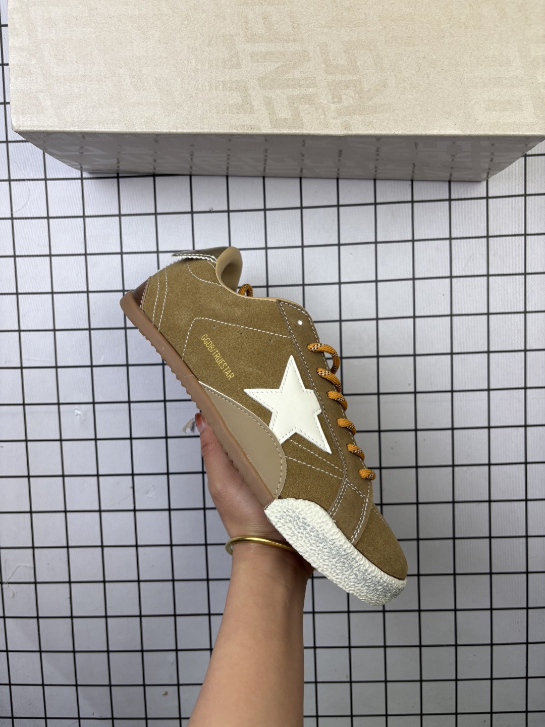 🈴💰170
公司级✅GGDB Golden Goose Super Star 小脏鞋运动鞋休闲擦脏系列
火爆全网各路明星纷纷上脚,头层牛皮小脏鞋,顶级品质 全部细节官网同步 完美精细做工,全手工打磨做旧,自带3厘米内增高,巴黎时装周出镜率最高的小脏鞋。2020Golden Goose 官网同步上新,舒服不磨脚!
尺码:35 36 37 38 39 40 41 42 43 44 45
编码103