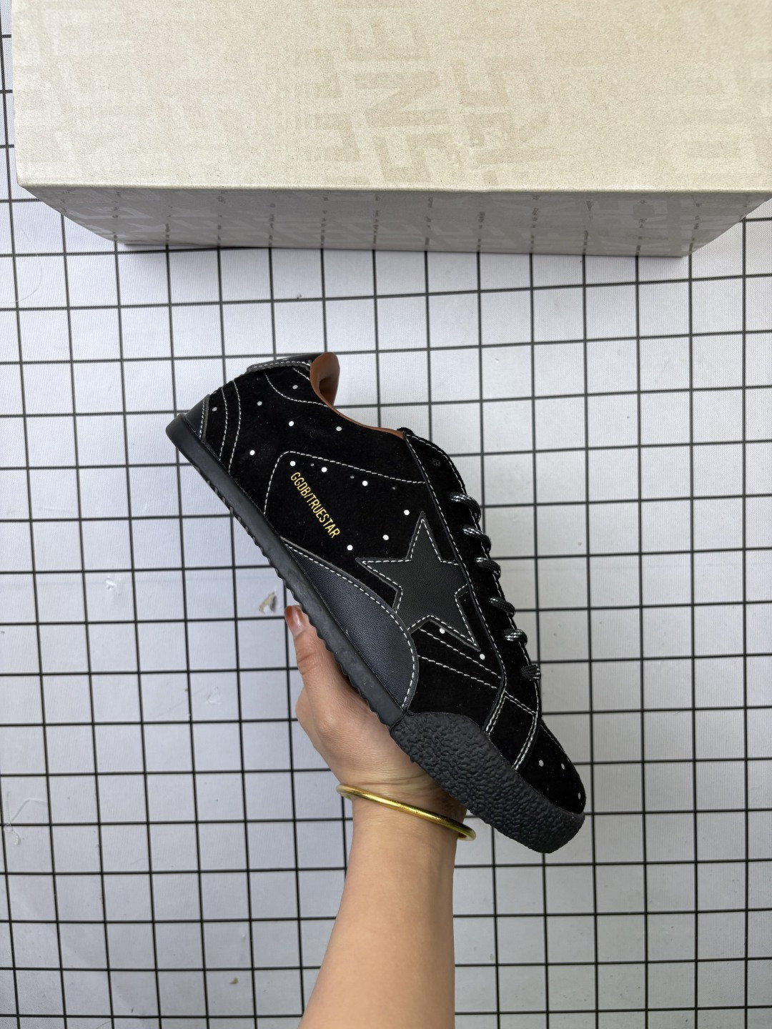 🈴💰170
公司级✅GGDB Golden Goose Super Star 小脏鞋运动鞋休闲擦脏系列
火爆全网各路明星纷纷上脚,头层牛皮小脏鞋,顶级品质 全部细节官网同步 完美精细做工,全手工打磨做旧,自带3厘米内增高,巴黎时装周出镜率最高的小脏鞋。2020Golden Goose 官网同步上新,舒服不磨脚!
尺码:35 36 37 38 39 40 41 42 43 44 45
编码103