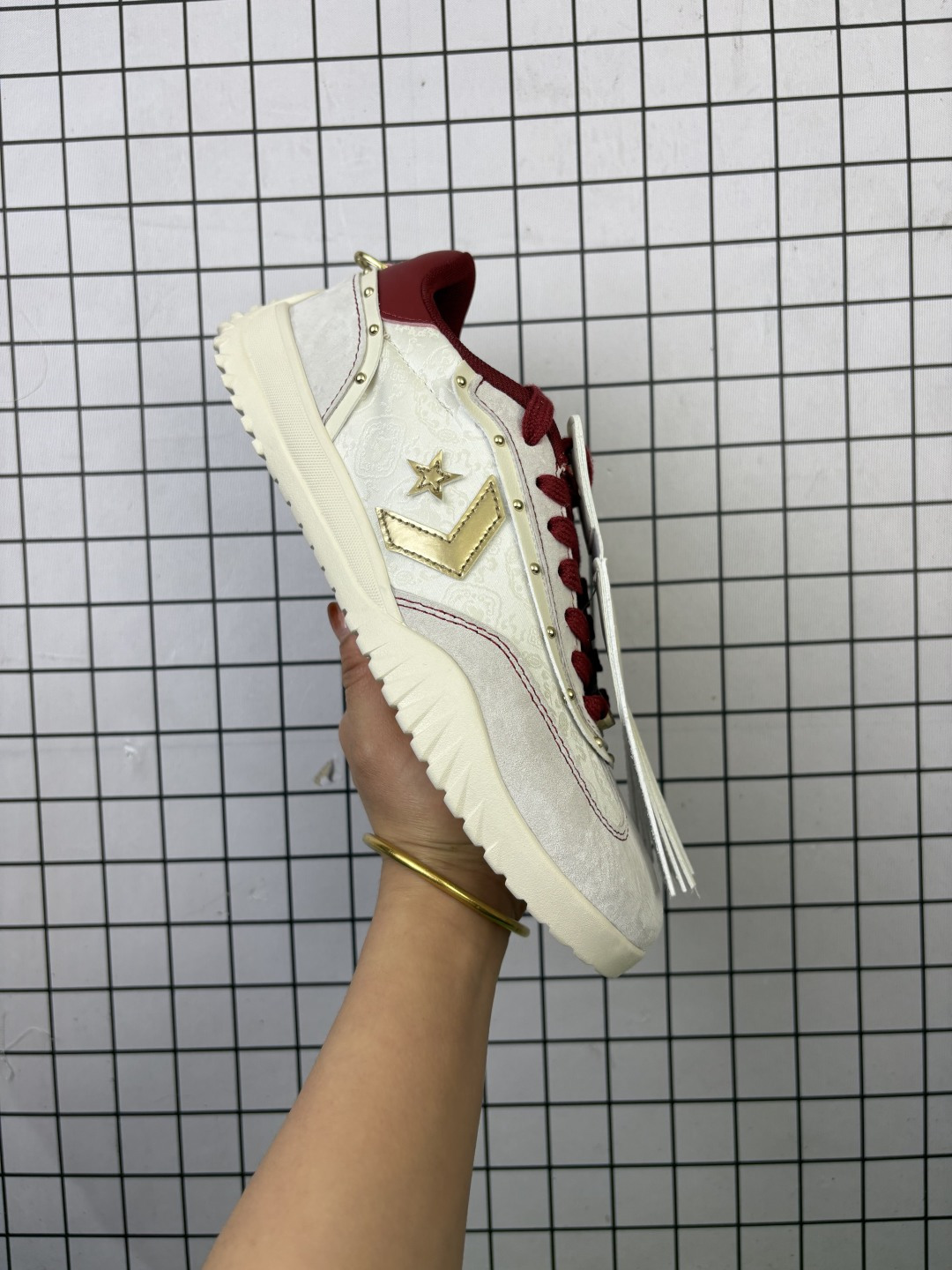 💰130 【龙马精神 踏新而行】🐎 匡威马年限定款惊艳登场！ 经典 1970 鞋型披上新年战袍，白底赤纹交织祥瑞，金色铆钉点缀鸿运——左牵酒红沉稳，右系彩带飞扬，每一步都踩出传统与潮流的交响。 是鞋，更是开年好礼！✨ 穿上这双「马到功成」 编码648 35-44