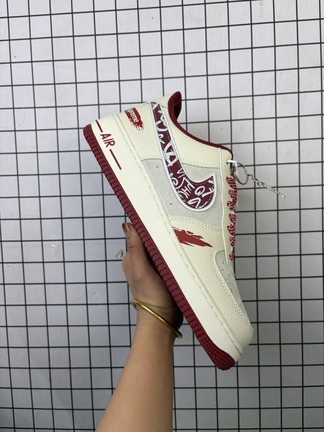 💰230 𝐍𝐢𝐤𝐞 𝐀𝐢𝐫 𝐅𝐨𝐫𝐜𝐞 1 𝐋𝐨𝐰 × Supreme 联名款｜街头顶流的碰撞！当空军一号的经典轮廓遇上Supreme的街头狂想，这双SY1388-019直接把潮流辨识度拉满！鞋身以米白荔枝纹皮革为主调，拼接浅灰翻毛皮打造层次质感，酒红色调从鞋舌、鞋领延伸至中底包边，成为视觉焦点。标志性Swoosh覆盖满印涂鸦花纹，鞋侧的Supreme红标醒目又张扬，鞋头的泼墨红纹更是细节感拉满，将街头艺术与经典鞋型的融合玩到极致。经典低帮AF1鞋型兼顾百搭与脚感，软弹Air气垫加持日常行走毫无压力，不管是搭配工装裤还是运动束脚裤，都能轻松穿出街头潮酷范，堪称潮人鞋柜里的“硬通货”！