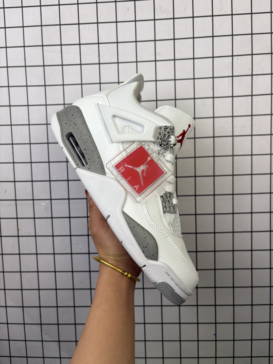 💰130
公司级头层皮Air Jordan 4y Blue”白奥利奥 乔丹AJ4中帮休闲运动篮球鞋 只需一看便知鞋款身份的独一无二。 。这款鞋子可以称为绝佳颜值,鞋身以大面积白色呈现,营造简约的视觉氛围。灰色鞋带孔与中底均缀有黑色泼墨,搭配上鞋舌的红色Jumpman Logo,进一步拉升视觉表现。货号：CT8527-100尺码36-47.5（半）
编码554