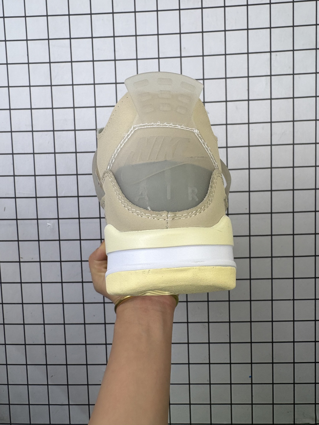 💰130
公司级头层皮Air Jordan 4y Blue”白奥利奥 乔丹AJ4中帮休闲运动篮球鞋 只需一看便知鞋款身份的独一无二。 。这款鞋子可以称为绝佳颜值,鞋身以大面积白色呈现,营造简约的视觉氛围。灰色鞋带孔与中底均缀有黑色泼墨,搭配上鞋舌的红色Jumpman Logo,进一步拉升视觉表现。货号：CT8527-100尺码36-47.5（半）
编码554