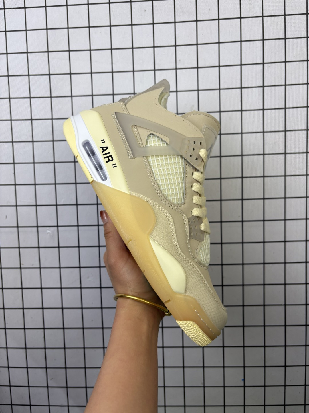 💰130
公司级头层皮Air Jordan 4y Blue”白奥利奥 乔丹AJ4中帮休闲运动篮球鞋 只需一看便知鞋款身份的独一无二。 。这款鞋子可以称为绝佳颜值,鞋身以大面积白色呈现,营造简约的视觉氛围。灰色鞋带孔与中底均缀有黑色泼墨,搭配上鞋舌的红色Jumpman Logo,进一步拉升视觉表现。货号：CT8527-100尺码36-47.5（半）
编码554