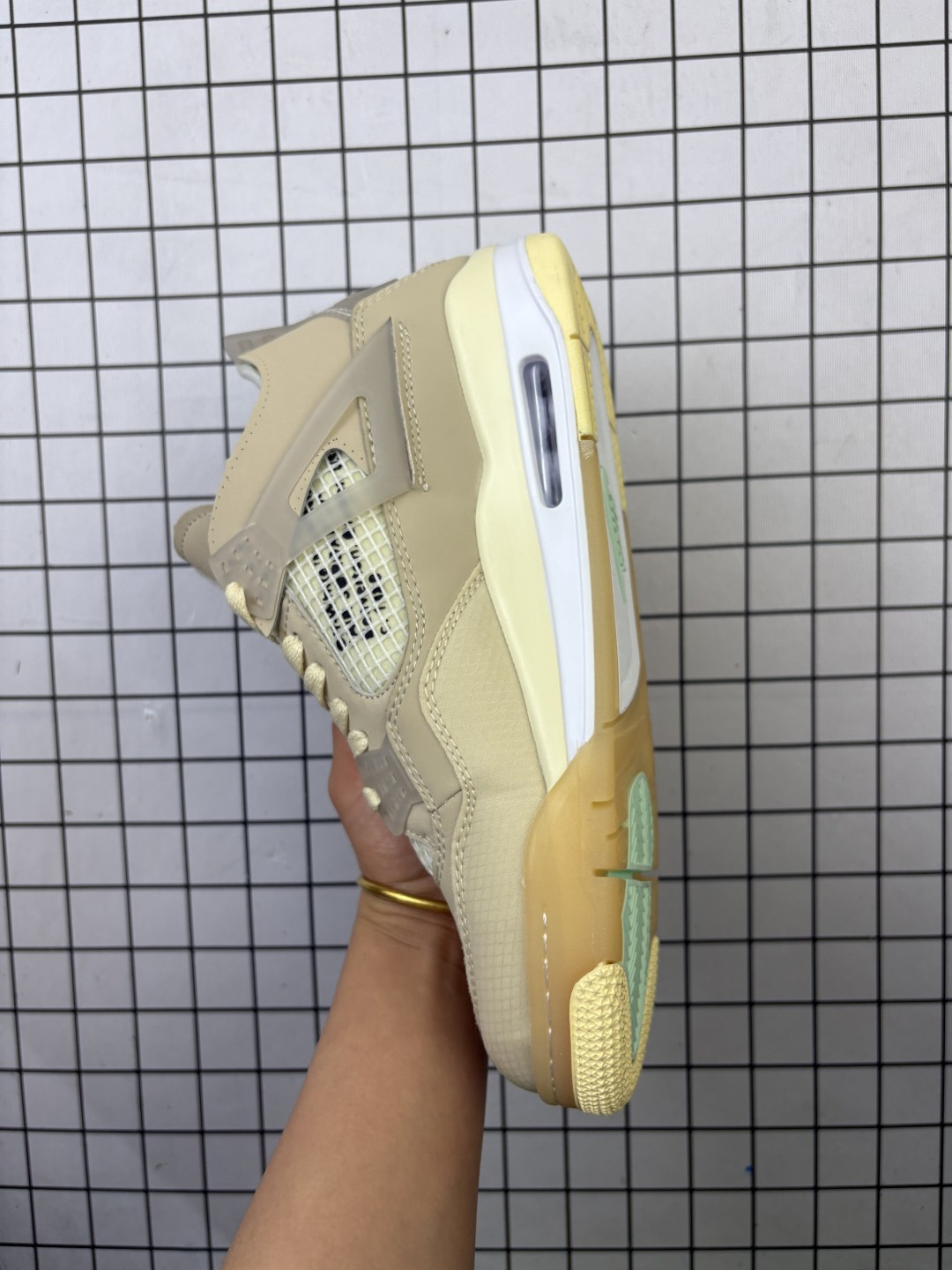 💰130
公司级头层皮Air Jordan 4y Blue”白奥利奥 乔丹AJ4中帮休闲运动篮球鞋 只需一看便知鞋款身份的独一无二。 。这款鞋子可以称为绝佳颜值,鞋身以大面积白色呈现,营造简约的视觉氛围。灰色鞋带孔与中底均缀有黑色泼墨,搭配上鞋舌的红色Jumpman Logo,进一步拉升视觉表现。货号：CT8527-100尺码36-47.5（半）
编码554