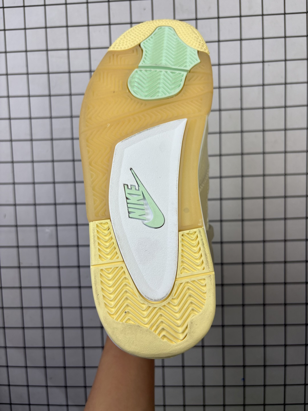 💰130
公司级头层皮Air Jordan 4y Blue”白奥利奥 乔丹AJ4中帮休闲运动篮球鞋 只需一看便知鞋款身份的独一无二。 。这款鞋子可以称为绝佳颜值,鞋身以大面积白色呈现,营造简约的视觉氛围。灰色鞋带孔与中底均缀有黑色泼墨,搭配上鞋舌的红色Jumpman Logo,进一步拉升视觉表现。货号：CT8527-100尺码36-47.5（半）
编码554