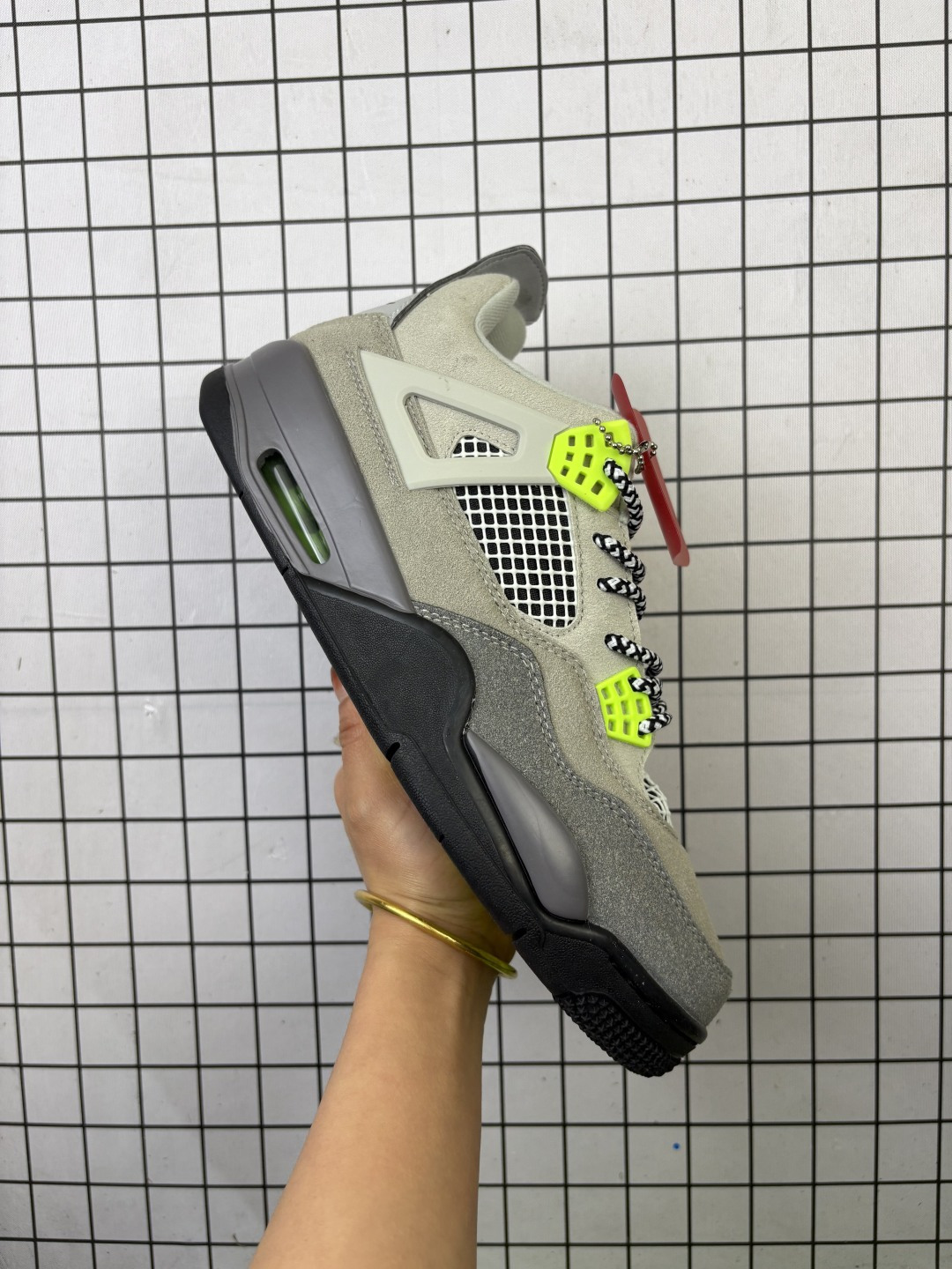 Air Jordan 4 Retro OG ”Cement“ 白水泥 AJ4 乔丹4代 aj4 乔4 白水泥 乔丹篮球鞋系列 以白色鞋身辅以水泥灰和黑色装扮,鞋舌上经典的 4 代 Jumpman Logo + Flight 字样格外抢眼,后跟则以 Nike Air 浮雕字样呈现.张弛有度、清爽有余的活力运动装扮,白水泥有着让人百看不厌的经典外观,细细品味之下更显独特魅力. 货号:CT5342 带半码 编码554