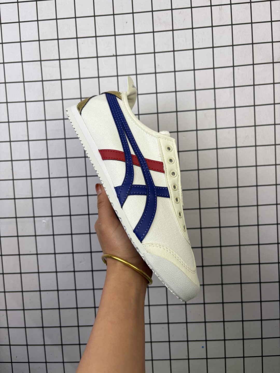 💰80
Asics/亚瑟士 ，男女鞋半码制，原楦原纸版开发版型，采用涤纶加密帆布面料,舒适透气，内嵌OrthoLite(欧索莱)透气吸汗鞋垫贴，搭载定型中底纸板及钢印效果，外置环保切片组合轻质MD发泡防滑橡胶外底❗️日产经典老牌-鬼塚虎/Onitsuka Tiger  Mexico 66 Slip-On 墨西哥系列复古经典百搭一脚蹬松紧带休闲帆布慢跑鞋“帆布白宝蓝红金 1183B475

类型：男女鞋
码数：36 37 38 39 39.5 40.5 41.5 42 42.5 43.5 44 45
编码元