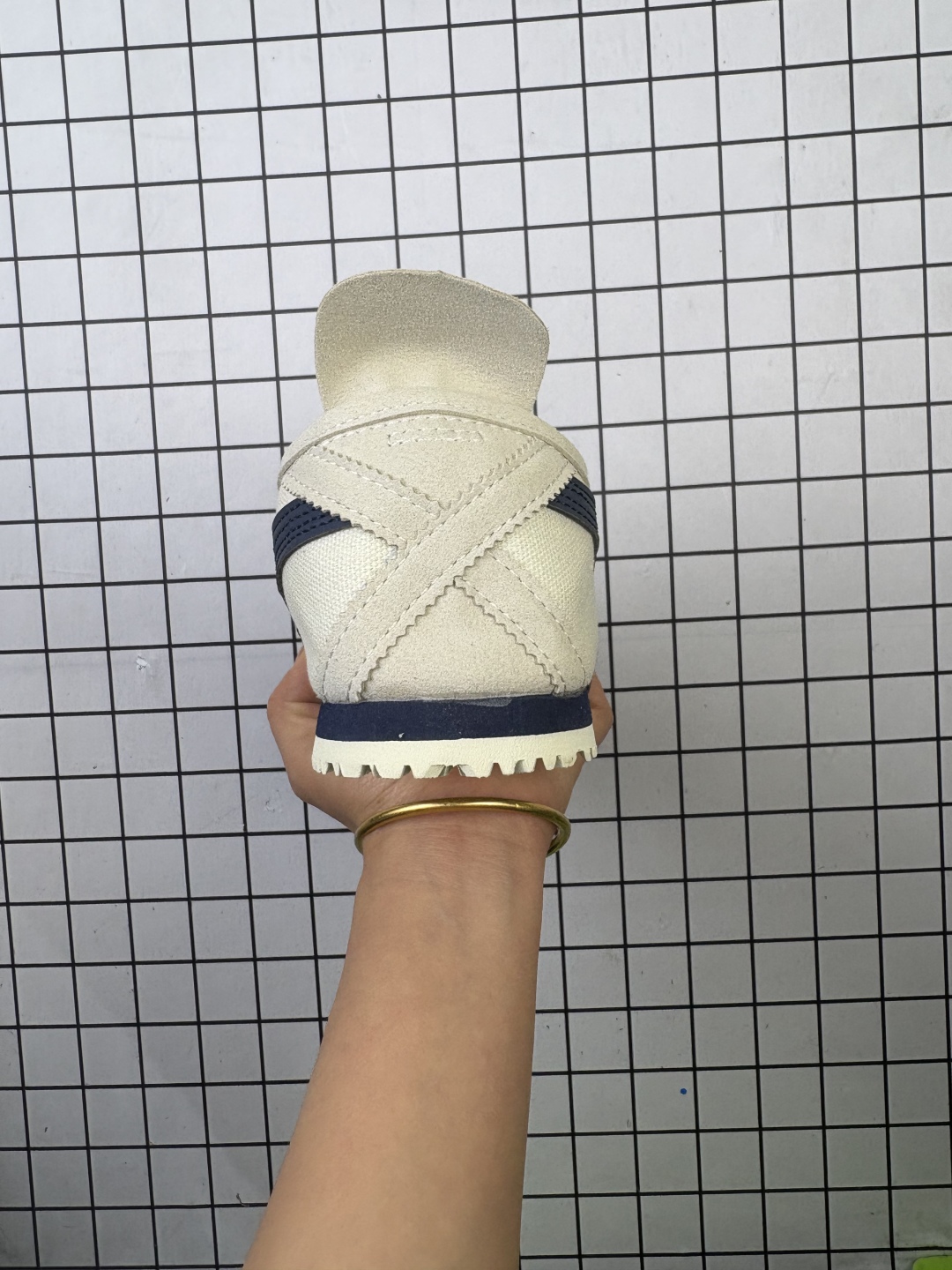 💰80
Asics/亚瑟士 ,男女鞋半码制,原楦原纸版开发版型,采用涤纶加密帆布面料,舒适透气,内嵌OrthoLite(欧索莱)透气吸汗鞋垫贴,搭载定型中底纸板及钢印效果,外置环保切片组合轻质MD发泡防滑橡胶外底❗️日产经典老牌-鬼塚虎/Onitsuka Tiger Mexico 66 Slip-On 墨西哥系列复古经典百搭一脚蹬松紧带休闲帆布慢跑鞋“帆布白宝蓝红金 1183B475
类型:男女鞋
码数:36 37 38 39 39.5 40.5 41.5 42 42.5 43.5 44 45
编码元