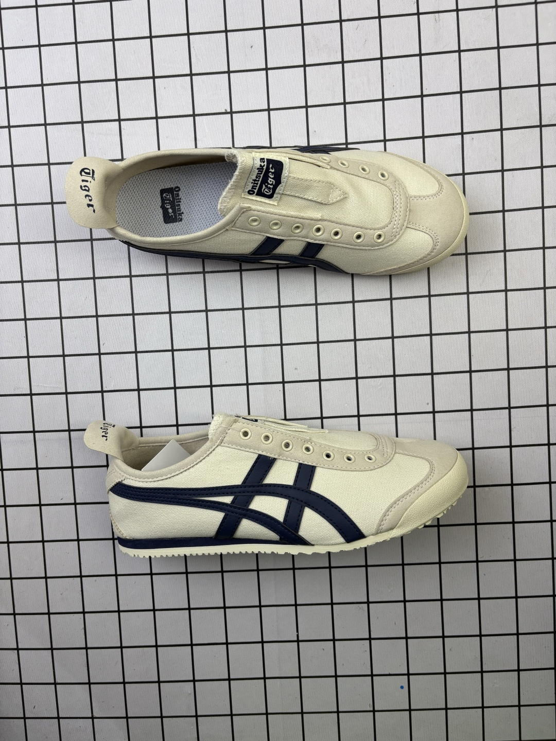 💰80
Asics/亚瑟士 ,男女鞋半码制,原楦原纸版开发版型,采用涤纶加密帆布面料,舒适透气,内嵌OrthoLite(欧索莱)透气吸汗鞋垫贴,搭载定型中底纸板及钢印效果,外置环保切片组合轻质MD发泡防滑橡胶外底❗️日产经典老牌-鬼塚虎/Onitsuka Tiger Mexico 66 Slip-On 墨西哥系列复古经典百搭一脚蹬松紧带休闲帆布慢跑鞋“帆布白宝蓝红金 1183B475
类型:男女鞋
码数:36 37 38 39 39.5 40.5 41.5 42 42.5 43.5 44 45
编码元