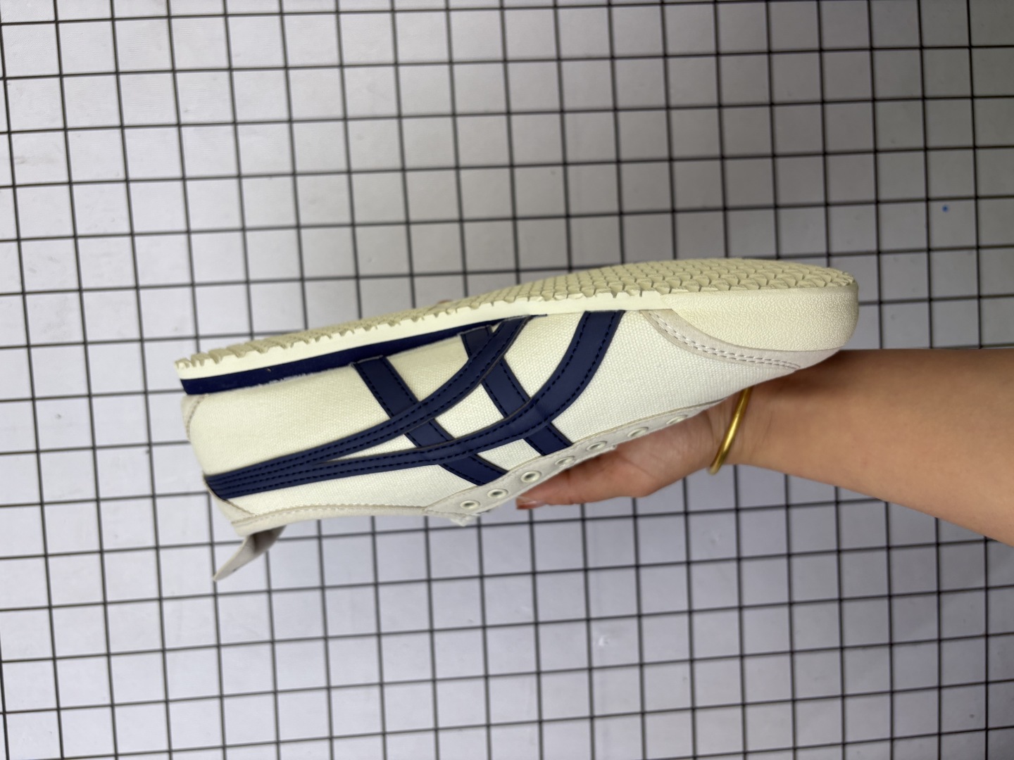 💰80
Asics/亚瑟士 ,男女鞋半码制,原楦原纸版开发版型,采用涤纶加密帆布面料,舒适透气,内嵌OrthoLite(欧索莱)透气吸汗鞋垫贴,搭载定型中底纸板及钢印效果,外置环保切片组合轻质MD发泡防滑橡胶外底❗️日产经典老牌-鬼塚虎/Onitsuka Tiger Mexico 66 Slip-On 墨西哥系列复古经典百搭一脚蹬松紧带休闲帆布慢跑鞋“帆布白宝蓝红金 1183B475
类型:男女鞋
码数:36 37 38 39 39.5 40.5 41.5 42 42.5 43.5 44 45
编码元