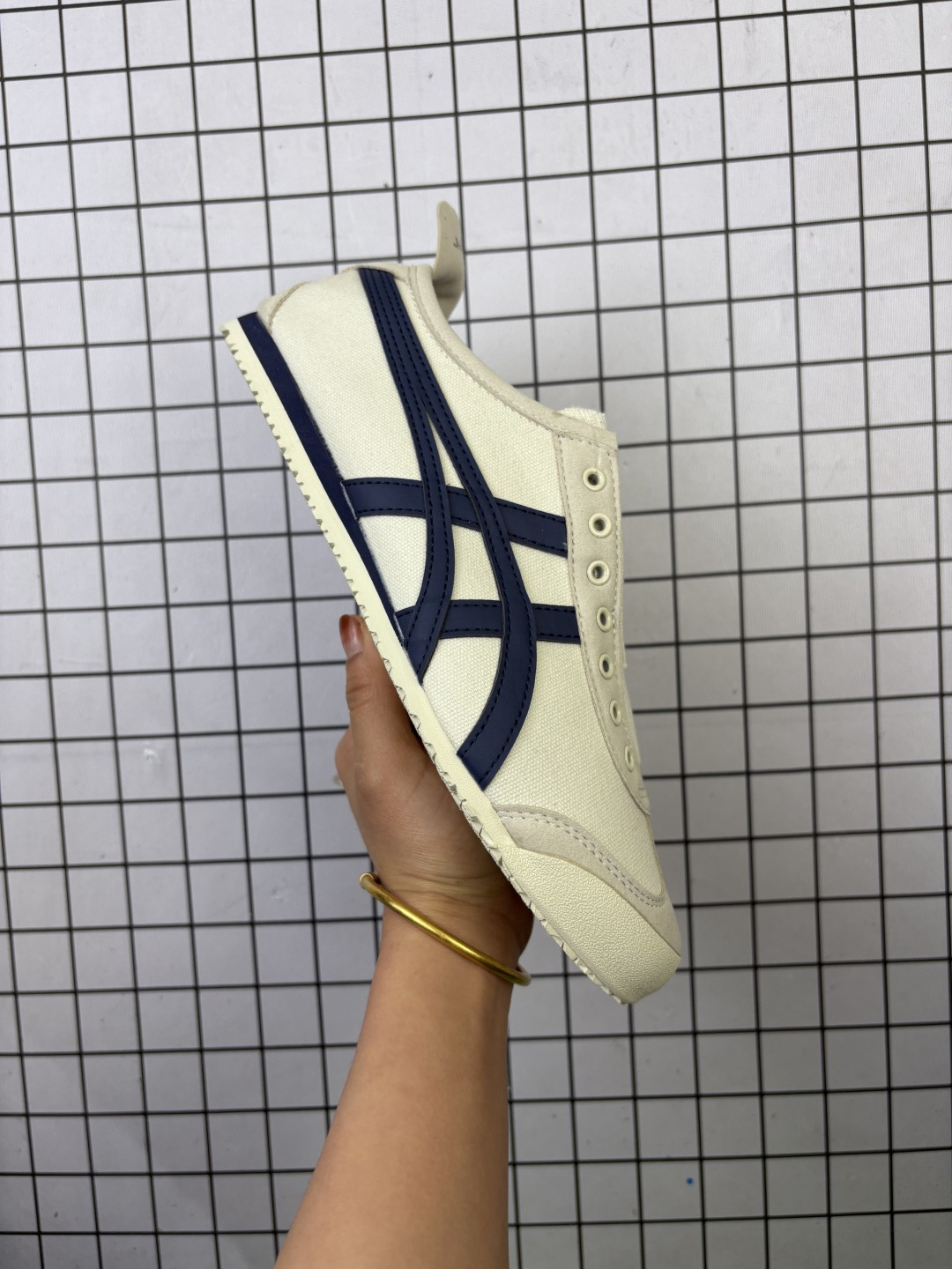 💰80
Asics/亚瑟士 ，男女鞋半码制，原楦原纸版开发版型，采用涤纶加密帆布面料,舒适透气，内嵌OrthoLite(欧索莱)透气吸汗鞋垫贴，搭载定型中底纸板及钢印效果，外置环保切片组合轻质MD发泡防滑橡胶外底❗️日产经典老牌-鬼塚虎/Onitsuka Tiger  Mexico 66 Slip-On 墨西哥系列复古经典百搭一脚蹬松紧带休闲帆布慢跑鞋“帆布白宝蓝红金 1183B475

类型：男女鞋
码数：36 37 38 39 39.5 40.5 41.5 42 42.5 43.5 44 45
编码元