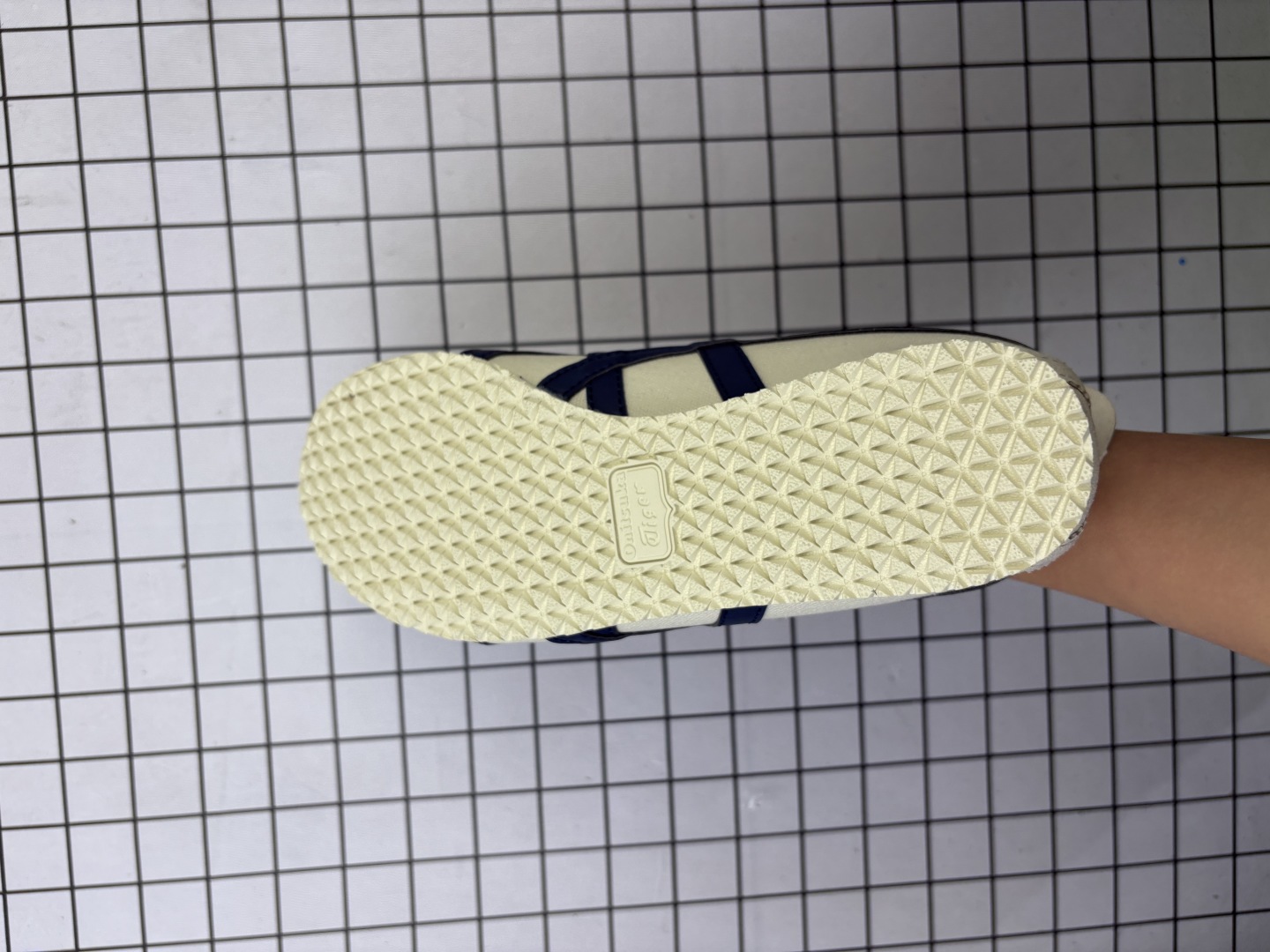 💰80
Asics/亚瑟士 ,男女鞋半码制,原楦原纸版开发版型,采用涤纶加密帆布面料,舒适透气,内嵌OrthoLite(欧索莱)透气吸汗鞋垫贴,搭载定型中底纸板及钢印效果,外置环保切片组合轻质MD发泡防滑橡胶外底❗️日产经典老牌-鬼塚虎/Onitsuka Tiger Mexico 66 Slip-On 墨西哥系列复古经典百搭一脚蹬松紧带休闲帆布慢跑鞋“帆布白宝蓝红金 1183B475
类型:男女鞋
码数:36 37 38 39 39.5 40.5 41.5 42 42.5 43.5 44 45
编码元