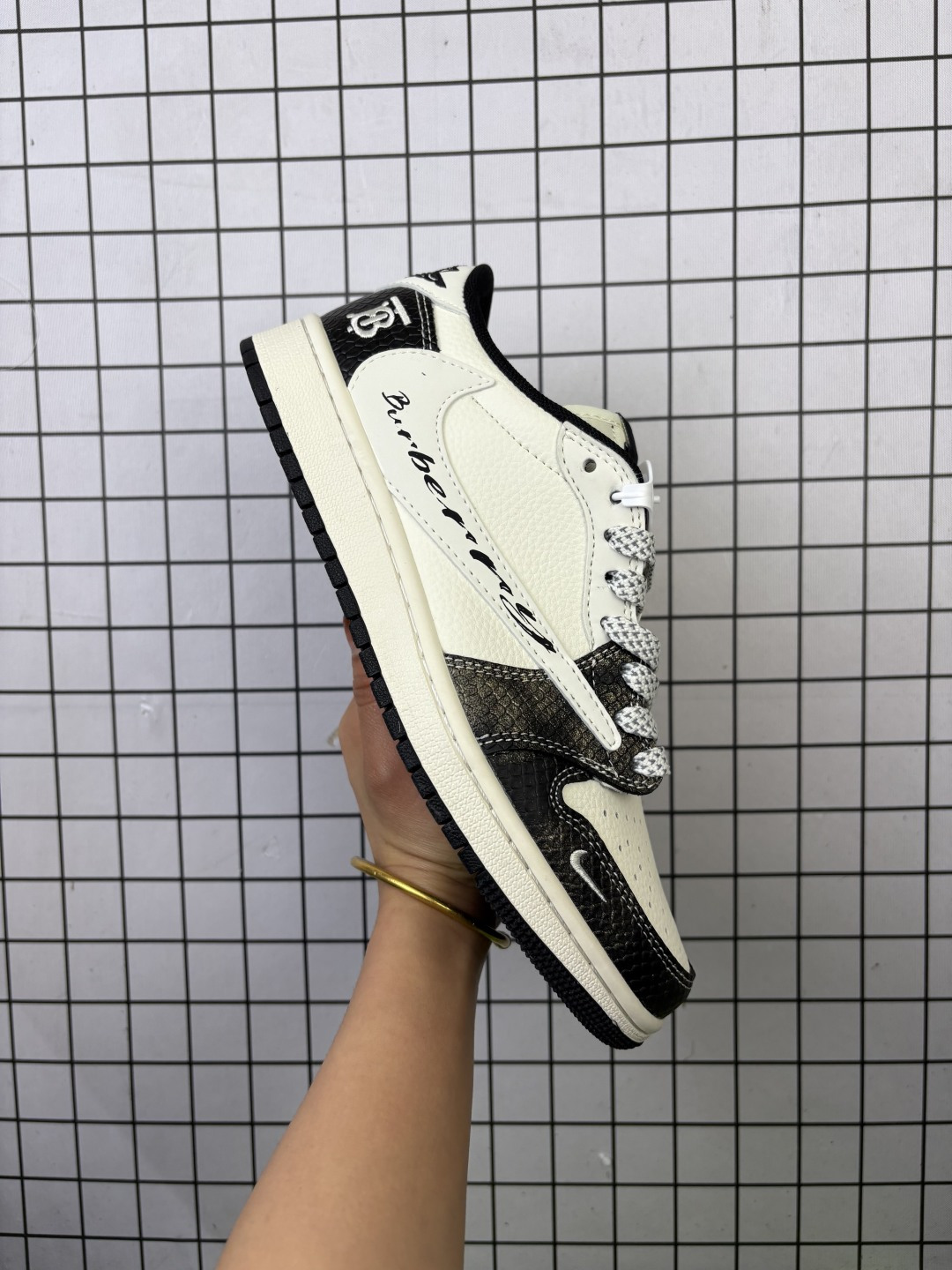 #新品上市实拍 耐克Nike Dunk Low 板鞋 SB系列经典百搭休闲运动板鞋加厚鞋舌的填充,使舒适性大大提升,同时也更方便穿脱中底部分则加入了脚感柔软舒适ZoomAir气垫,有效吸收滑板等极限运动在落地时带来的冲击力,为街头运动者们提供更好的保护HS1239 编码啊D