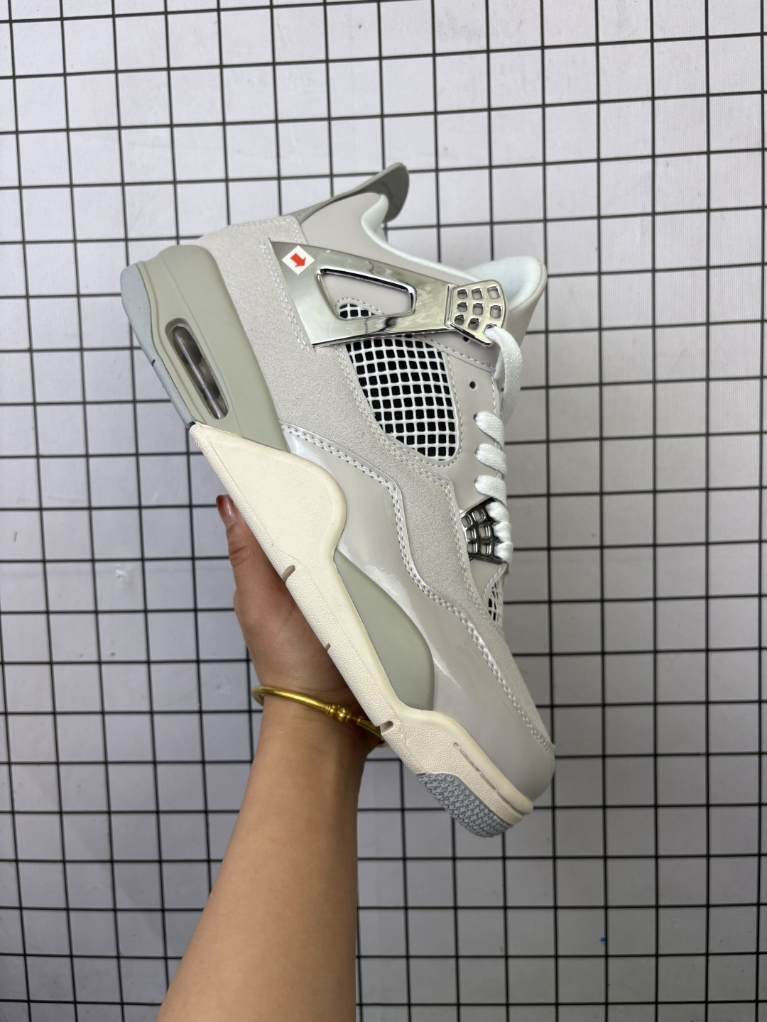 Air Jordan 4 Retro OG ”Cement“ 白水泥 AJ4 乔丹4代 aj4 乔4 白水泥 乔丹篮球鞋系列 以白色鞋身辅以水泥灰和黑色装扮,鞋舌上经典的 4 代 Jumpman Logo + Flight 字样格外抢眼,后跟则以 Nike Air 浮雕字样呈现.张弛有度、清爽有余的活力运动装扮,白水泥有着让人百看不厌的经典外观,细细品味之下更显独特魅力. 货号:CT5342 带半码 编码554