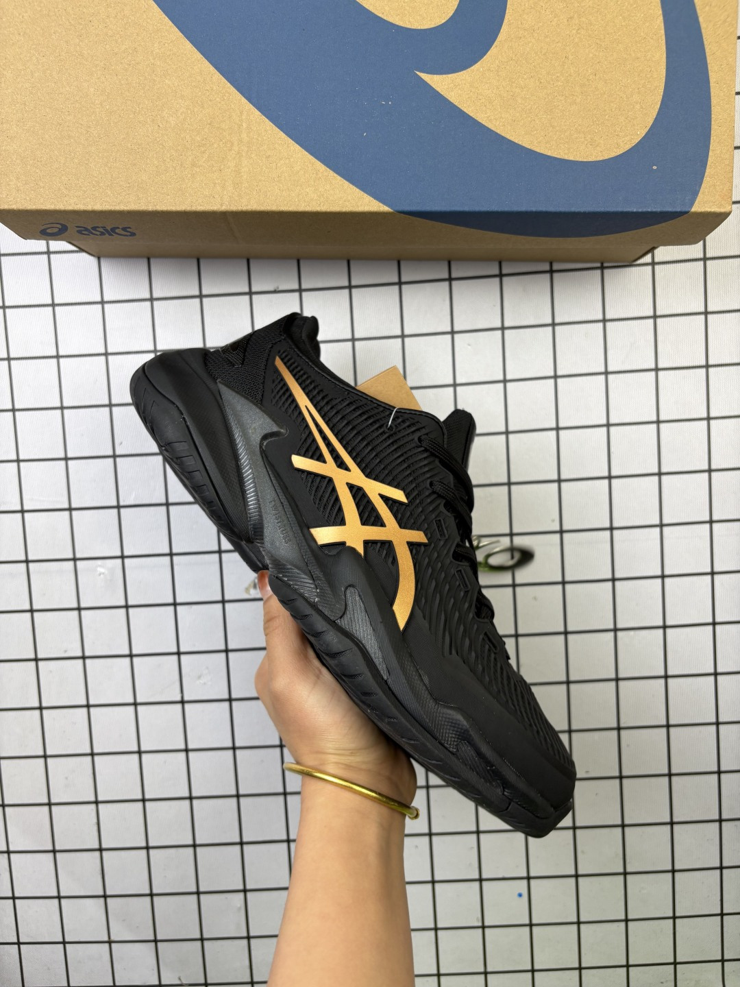 亚瑟士Asics COURT FF3 NOVAK德约科维奇专业球鞋 减震助弹防滑气跑步鞋 货号:1041A369 002 (高帮减震助弹)亚瑟士是专业的跑步鞋款 脚后跟搭载后跟稳定 将启动时的横向力化解成纵向力帮助运动员起跳 编码757