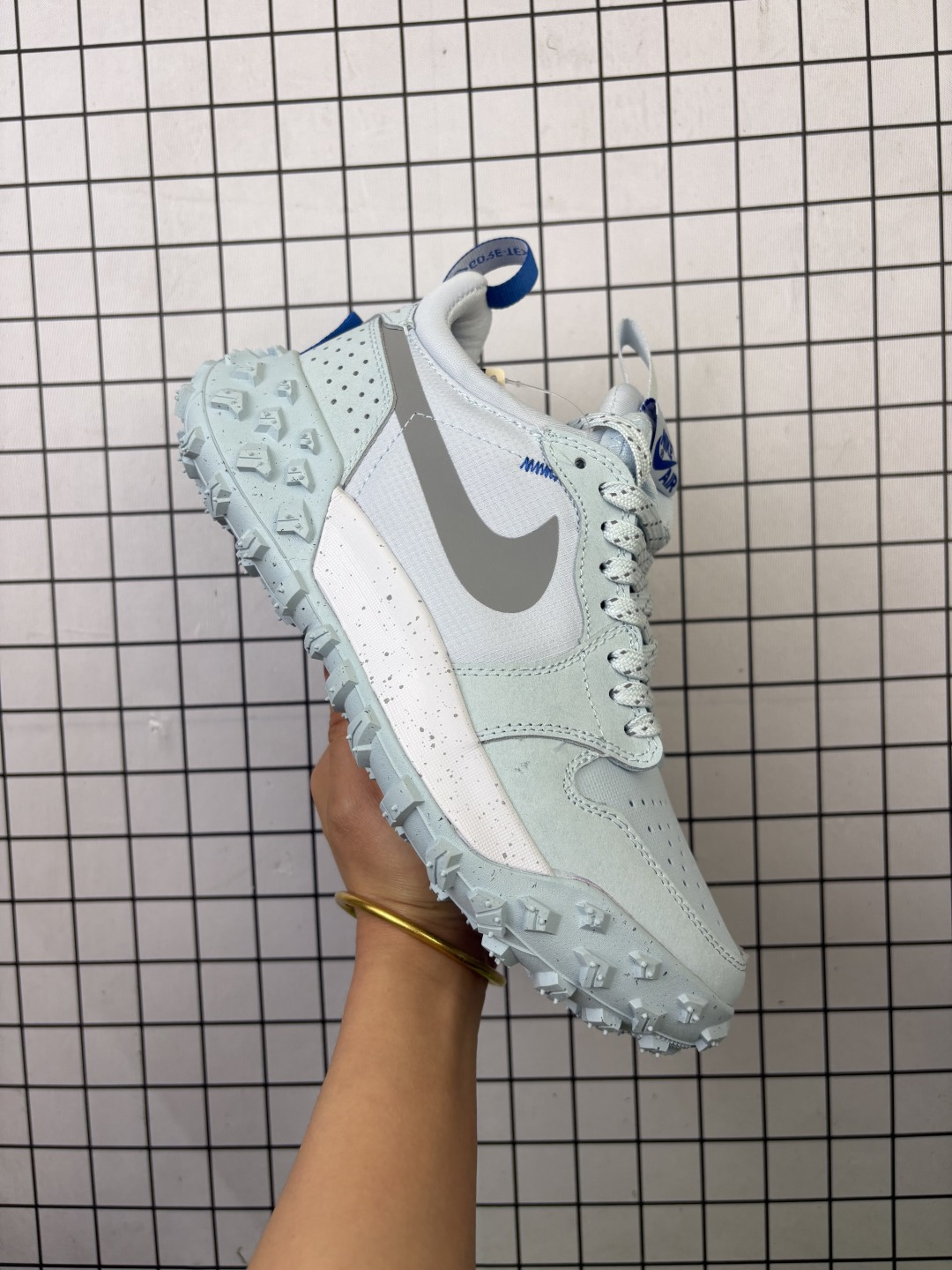 公司级✅Nike Air Jordan 1 Element Gore-Tex 耐克 经典耐用 低帮跑步鞋 将现代匠心工艺与精致的传统风格设计元素结合 造就了这双运动感十足的流线型鞋款 柔软鞋口与鞋舌结合模压鞋床 缔造全天舒适感受 后跟则沿用传统的设计 为你的双足带来非凡缓震效果 此外 其低帮版型和后跟提拉设计 塑就随心畅动的穿着体验 货号:FV4227-400 编码57