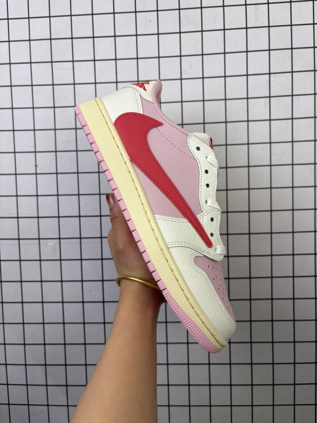 💰330
公司级✅Nike Air Jordan 1 x Travis Scott AJ1倒勾 乔一倒钩 耐克 低帮文化篮球鞋
完美品质出货 细节如图所示 鞋面切割工整 冲孔整齐干净 中底拉帮线 整体清洁度非常好
货号:IQ7604-101
尺码:36 36.5 37.5 38 38.5 39 40 40.5 41 42 42.5 43 44 45 46 47.5 48.5
编码719