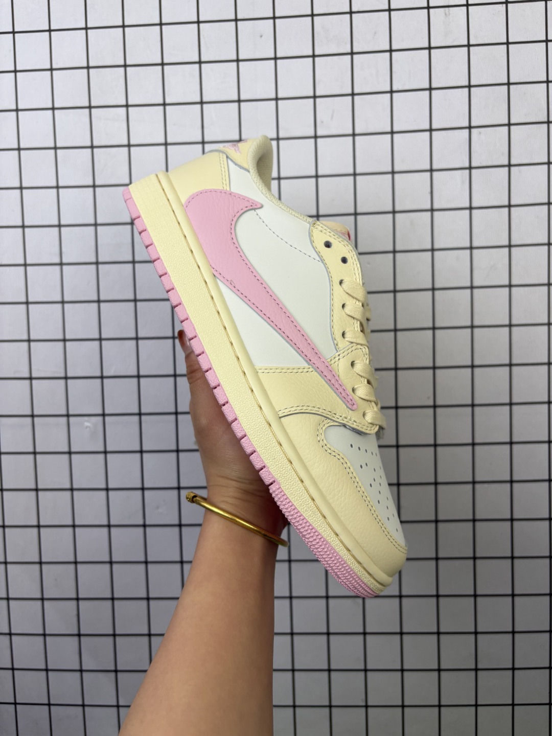 💰330
公司级✅Nike Air Jordan 1 x Travis Scott AJ1倒勾 乔一倒钩 耐克 低帮文化篮球鞋
完美品质出货 细节如图所示 鞋面切割工整 冲孔整齐干净 中底拉帮线 整体清洁度非常好
货号:IQ7604-101
尺码:36 36.5 37.5 38 38.5 39 40 40.5 41 42 42.5 43 44 45 46 47.5 48.5
编码719