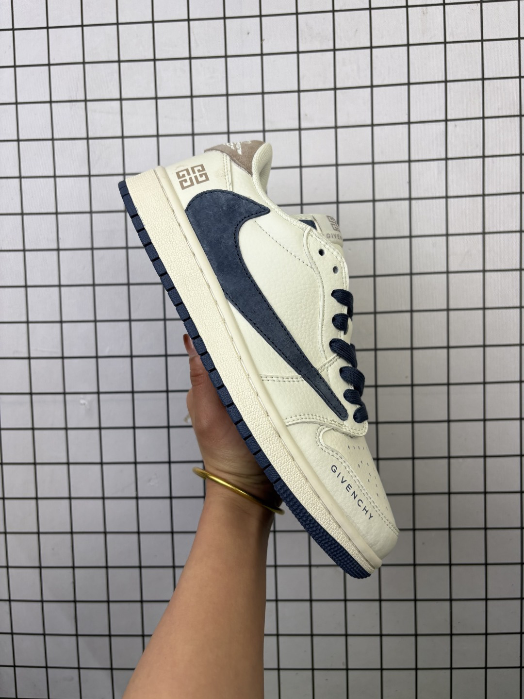 特价Travis Scott x Fragment Design x Jordan Air Jordan 1 Low OG SP “纪梵希联名——米蓝勾蓝底” 多方联名合作融合了Travis Scott 独特的音乐风格,藤原浩个性的设计风格以及Jordan品牌的经典元素 使其成为一双具有独特身份和价值的鞋子 清新而立体的外观加上联名标识更突出了其独特身份 这种配色方案显示出活力和时尚感 在视觉上引人注目 鞋身的质感和细腻的细节处理使其显得高端而格调十足 这款“倒钩”联名是设计与创意完美结合 融合多方的个性风格是一款备受瞩目的潮流鞋款 低帮休闲板鞋 定制鞋盒 大厂纯原品质出货 超高清洁度 皮料切割干净无任何毛边 细节完美 货号:LX1988-109 编码577
