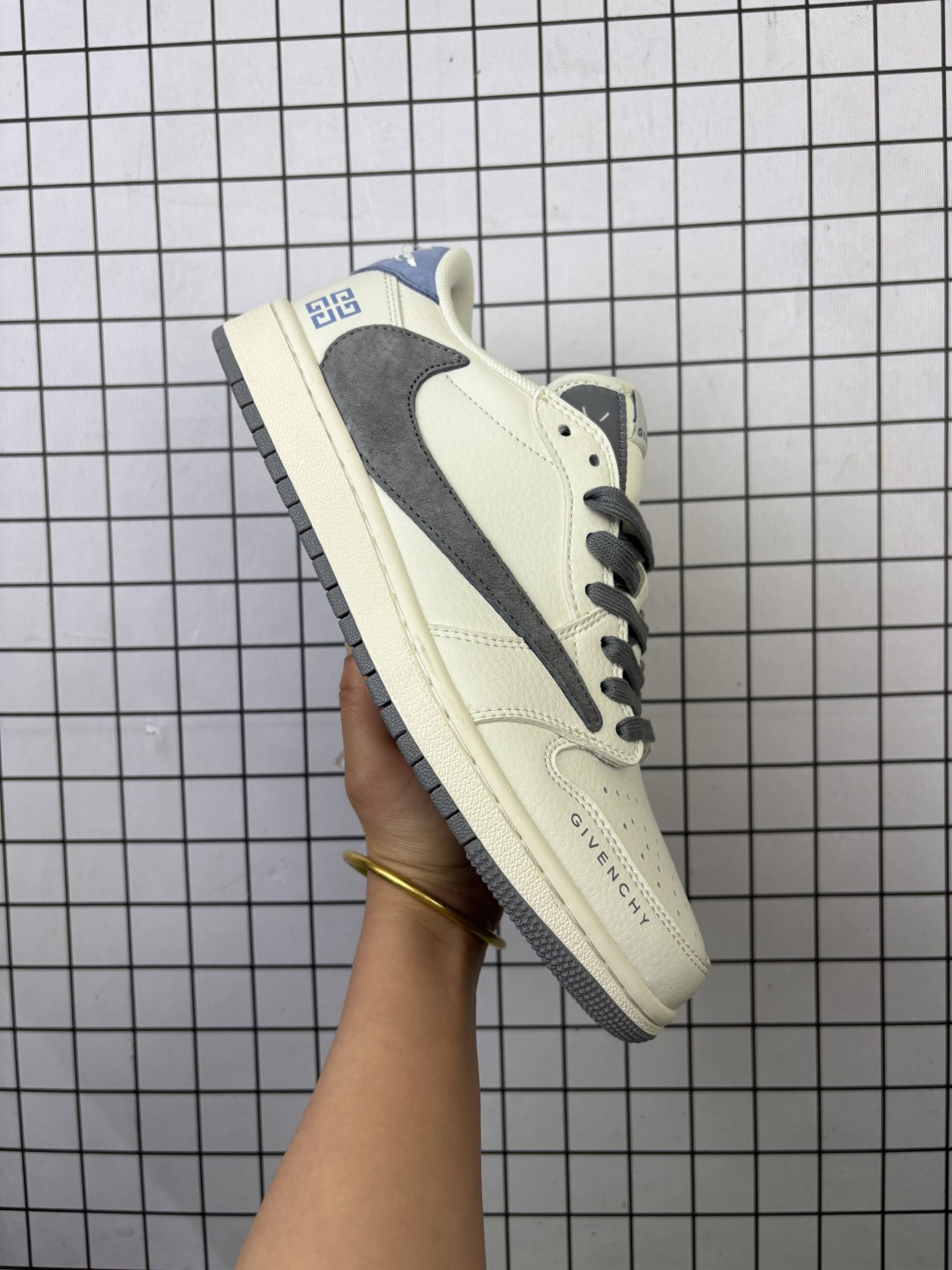 特价Travis Scott x Fragment Design x Jordan Air Jordan 1 Low OG SP “纪梵希联名——米蓝勾蓝底” 多方联名合作融合了Travis Scott 独特的音乐风格,藤原浩个性的设计风格以及Jordan品牌的经典元素 使其成为一双具有独特身份和价值的鞋子 清新而立体的外观加上联名标识更突出了其独特身份 这种配色方案显示出活力和时尚感 在视觉上引人注目 鞋身的质感和细腻的细节处理使其显得高端而格调十足 这款“倒钩”联名是设计与创意完美结合 融合多方的个性风格是一款备受瞩目的潮流鞋款 低帮休闲板鞋 定制鞋盒 大厂纯原品质出货 超高清洁度 皮料切割干净无任何毛边 细节完美 货号:LX1988-109 编码577