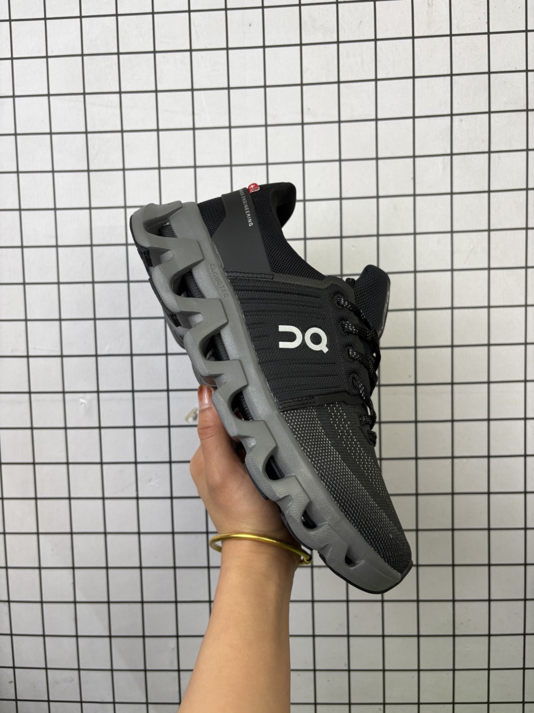 🈴💰140
【新品🔥公司级】昂跑(On)男女运动鞋跑步鞋Cloudswift 4春夏新品透气减震运动鞋舒适时尚公路跑鞋 | Cloudswift 4 是昂跑(On)品牌推出的最新一代跑步鞋系列,专为公路跑和日常训练设计,注重透气性、减震效果和时尚外观。该系列通常采用轻质网面材料,搭配品牌标志性的 CloudTec 缓震中底,提供良好的回弹和支撑,适合春夏至秋冬季节使用。网布鞋面,橡胶鞋底,越南制造,前系带,Helion ™ 超级泡沫中底,带来舒适感和柔软落地感,整体采用反光细节设计。
尺码: 36-46含半码
编码: 553