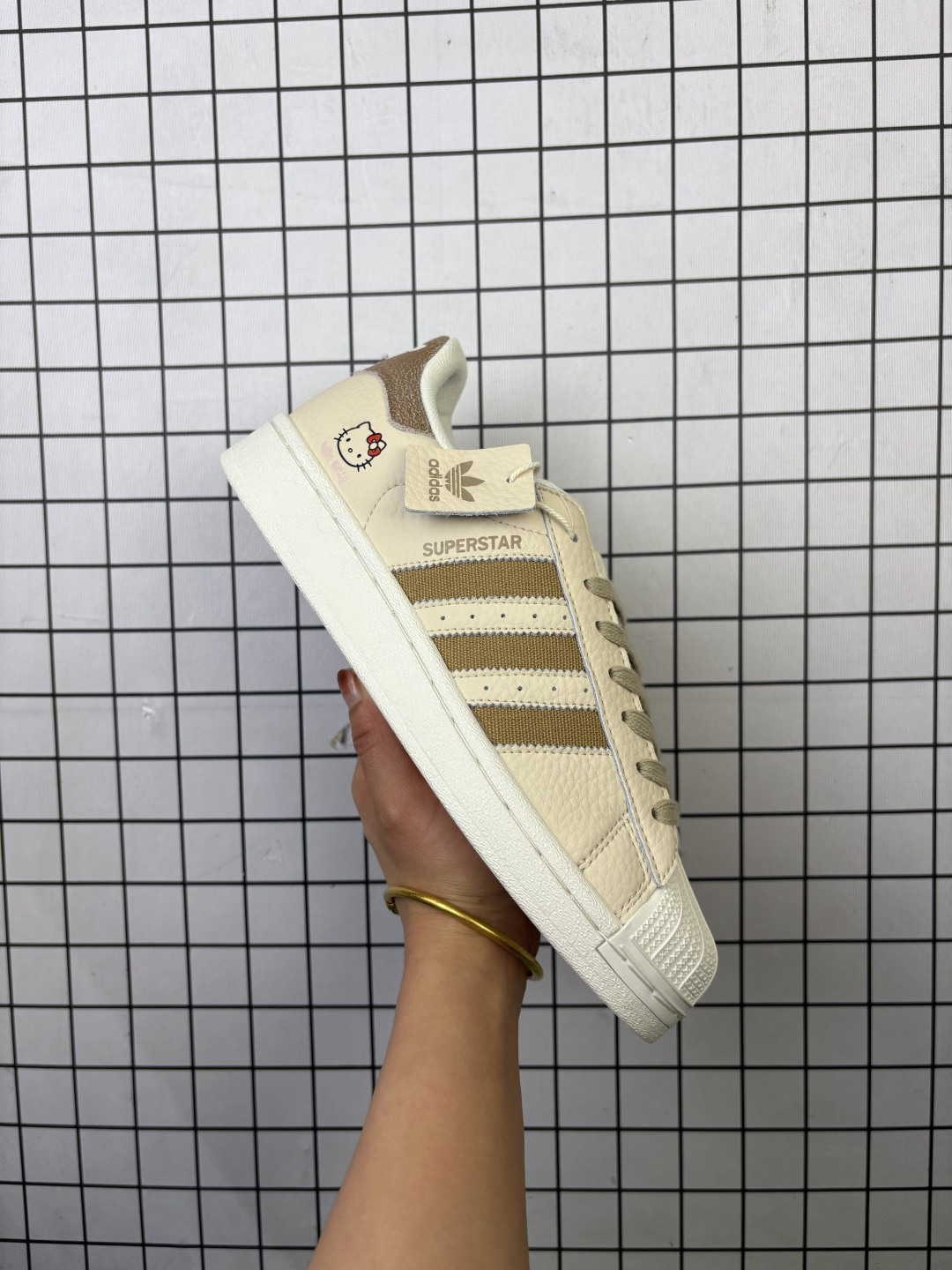 Adidas Original Superstar 2 阿迪达斯 低帮 白红玫瑰刺绣 贝壳头2代防滑耐磨轻便低邦板鞋 鞋身整体以白色皮革打造,搭配经典红色贝壳头,鞋身两侧经典锯齿三条杠Logo采用红色点缀,侧身Superstar字样红色压印示人,鞋舌上以绿色Adidas字样及三叶草Logo呈现,瞬间提升鞋子的时尚程度,后跟装饰片辅以白色皮革制作并带有红色玫瑰刺绣,最后以红色中底搭配同色橡胶外底完善整体设计收尾. 货号:KJ6981 编码306
