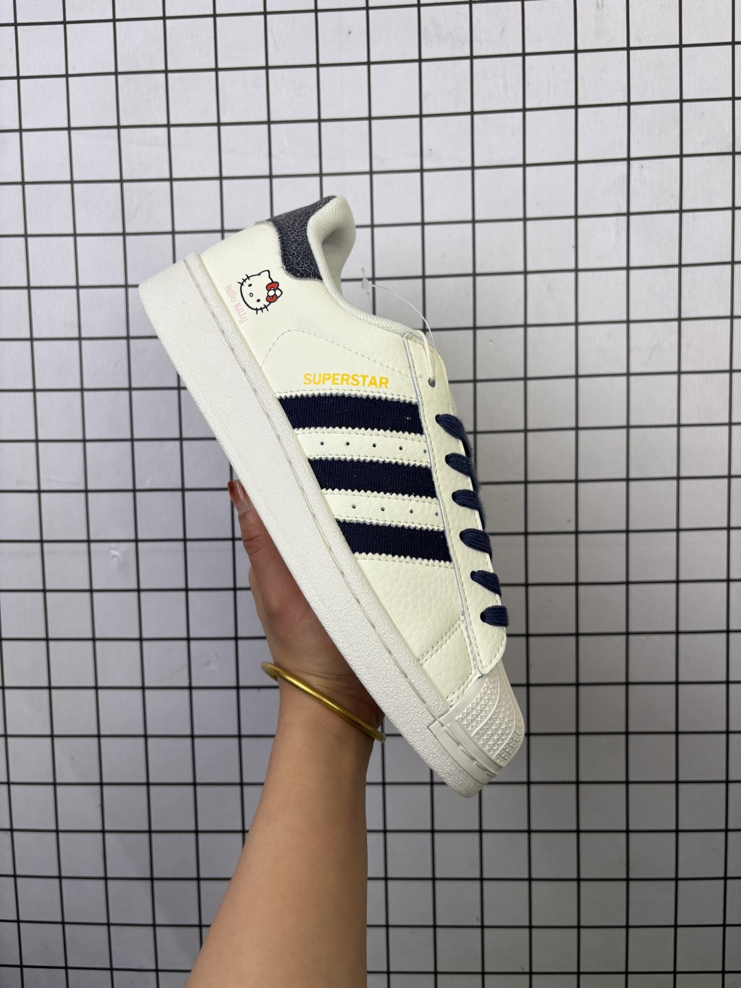 Adidas Original Superstar 2 阿迪达斯 低帮 白红玫瑰刺绣 贝壳头2代防滑耐磨轻便低邦板鞋 鞋身整体以白色皮革打造,搭配经典红色贝壳头,鞋身两侧经典锯齿三条杠Logo采用红色点缀,侧身Superstar字样红色压印示人,鞋舌上以绿色Adidas字样及三叶草Logo呈现,瞬间提升鞋子的时尚程度,后跟装饰片辅以白色皮革制作并带有红色玫瑰刺绣,最后以红色中底搭配同色橡胶外底完善整体设计收尾. 货号:KJ6981 编码306