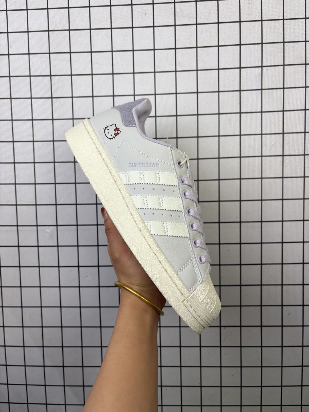 Adidas Original Superstar 2 阿迪达斯 低帮 白红玫瑰刺绣 贝壳头2代防滑耐磨轻便低邦板鞋 鞋身整体以白色皮革打造,搭配经典红色贝壳头,鞋身两侧经典锯齿三条杠Logo采用红色点缀,侧身Superstar字样红色压印示人,鞋舌上以绿色Adidas字样及三叶草Logo呈现,瞬间提升鞋子的时尚程度,后跟装饰片辅以白色皮革制作并带有红色玫瑰刺绣,最后以红色中底搭配同色橡胶外底完善整体设计收尾. 货号:KJ6981 编码306