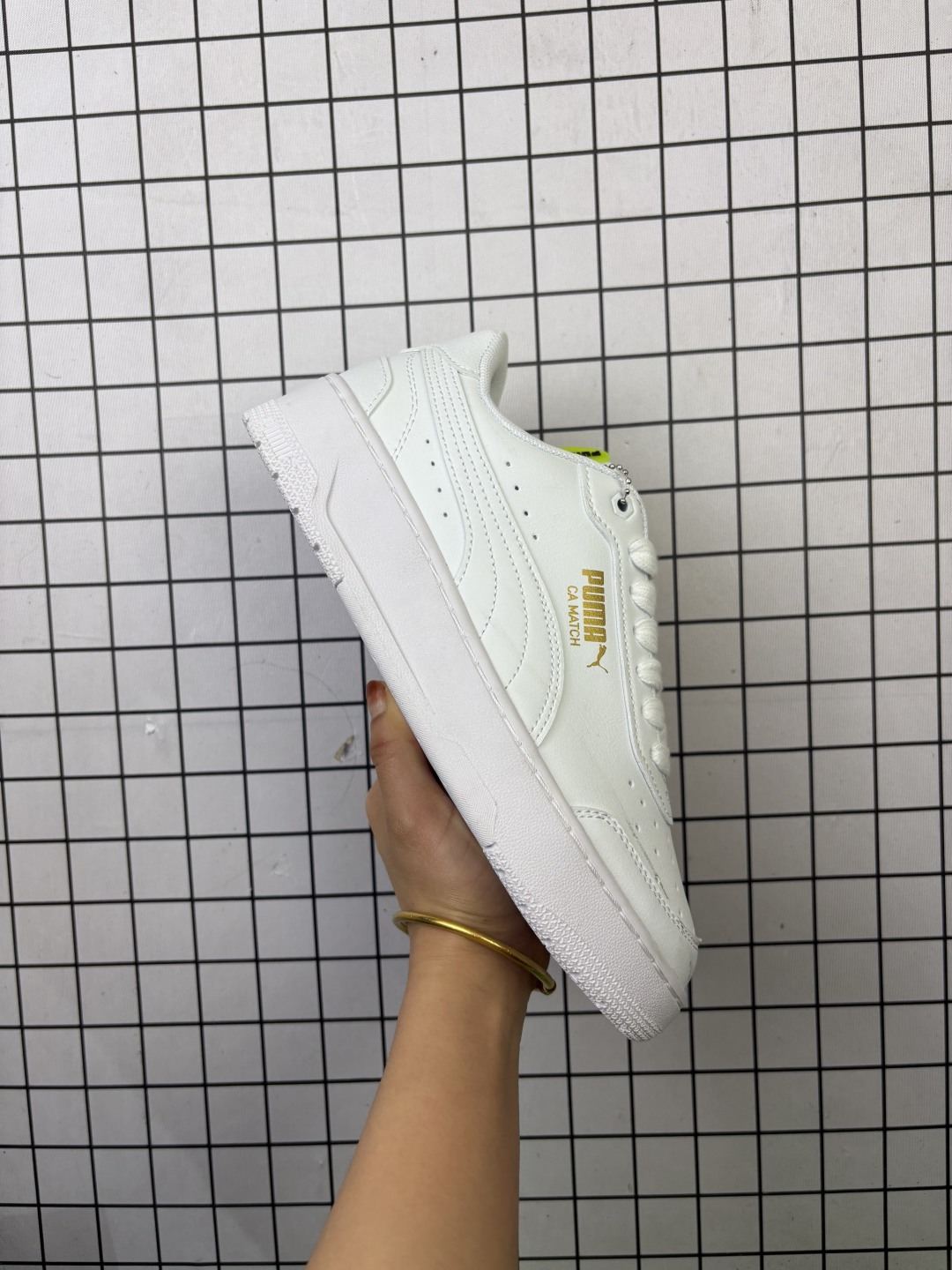 彪马 男女鞋 PUMA FERRARI赛车鞋来袭,PUMA x Ferrari 联名时尚复古运动板鞋.这双鞋专为赛车运动爱好者设计,富有赛车风格的同时,兼具潮酷和现代外观.标志性的法拉利和跃马标,一眼醒目的PUMA 美洲狮 Logo,增添精致格调,薄底造型延续赛车鞋经典设计,触地灵敏. 类型:男女鞋 编码给L