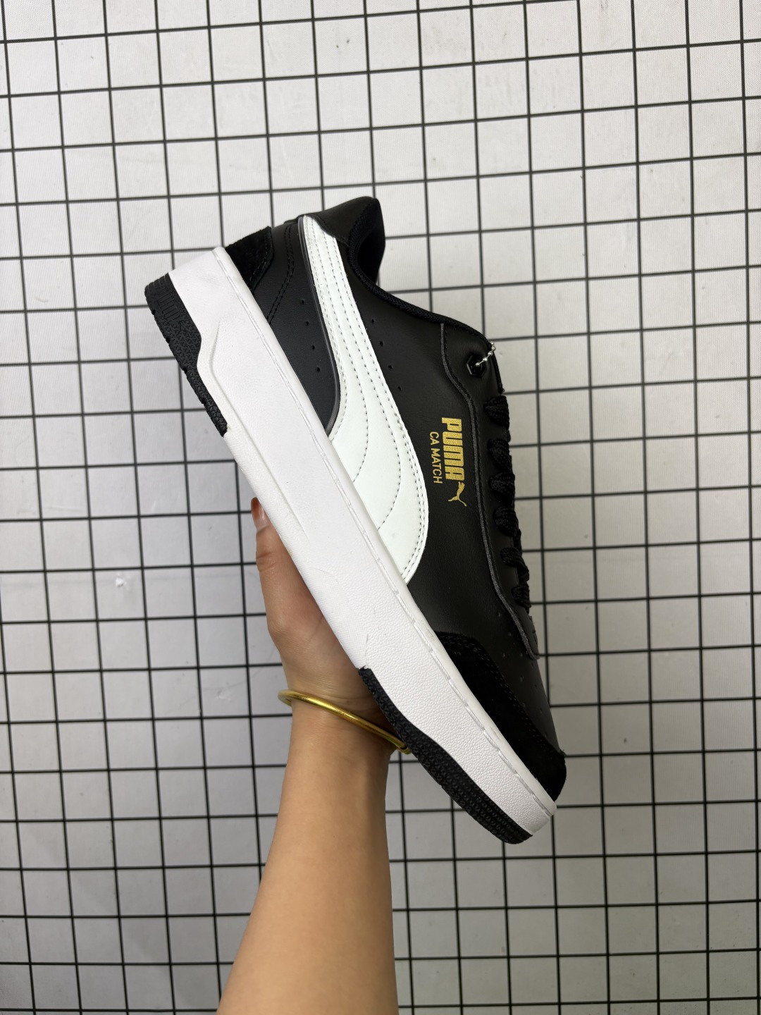 彪马 男女鞋 PUMA FERRARI赛车鞋来袭,PUMA x Ferrari 联名时尚复古运动板鞋.这双鞋专为赛车运动爱好者设计,富有赛车风格的同时,兼具潮酷和现代外观.标志性的法拉利和跃马标,一眼醒目的PUMA 美洲狮 Logo,增添精致格调,薄底造型延续赛车鞋经典设计,触地灵敏. 类型:男女鞋 编码给L