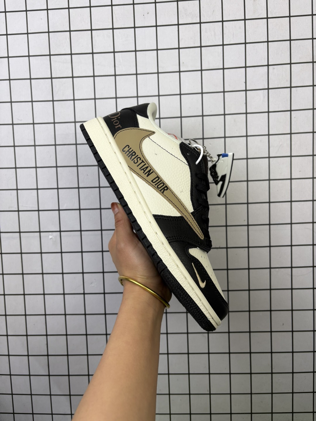 💰240
【公司级】耐克/Nike Air Jordan 1 Low OG SP"Military Blue"AJ1乔1倒勾 2025年新款 低帮篮球鞋 AJ1 乔丹1代 aj1 乔1 反向脚趾复古运动鞋。潮鞋推荐好看不贵 我家鞋子质量超好 爆款 乔丹代经典低帮化文百搭休闲动运篮球鞋“TS藤浩原联名闪电倒钩”采用软纳质帕头层皮革面鞋材质,中注底胶孔及缜密中拉底帮工艺,内置垫气及耐磨橡胶大底。亮点之处在于鞋侧的倒置 Swoosh。错版灵感来源于洛杉矶球鞋店铺收到一双特别的错版勾子倒过来,研发出反向勾的设计。
货号:DD7866
码数:36-45
编码: 648