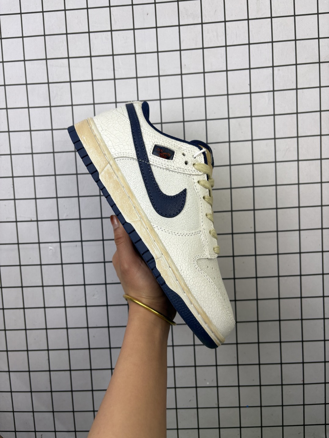 💰160
公司级 耐克 Nike Sb Dunk Low Pro 男女同款运动鞋复古板鞋,尽情迈步,彰显个性风采。采用柔软皮革鞋面,经久耐穿,塑就如元年款 Dunk 般的复古质感。鞋头透气孔,搭配鞋口和鞋舌形状,忠实沿袭元年款经典外观。全掌型橡胶外底,造就非凡抓地力。Dunk 起初专为篮球运动打造,于 80 年代末成为滑板界新宠,现已跃升成为街头时尚标杆。加垫低帮鞋口结合耐穿外底,助你自信舞动。
货号:IH6766
码数:36 36.5 37.5 38 38.5 39 40 40.5 41 42 42.5 43 44 45 46
编码706