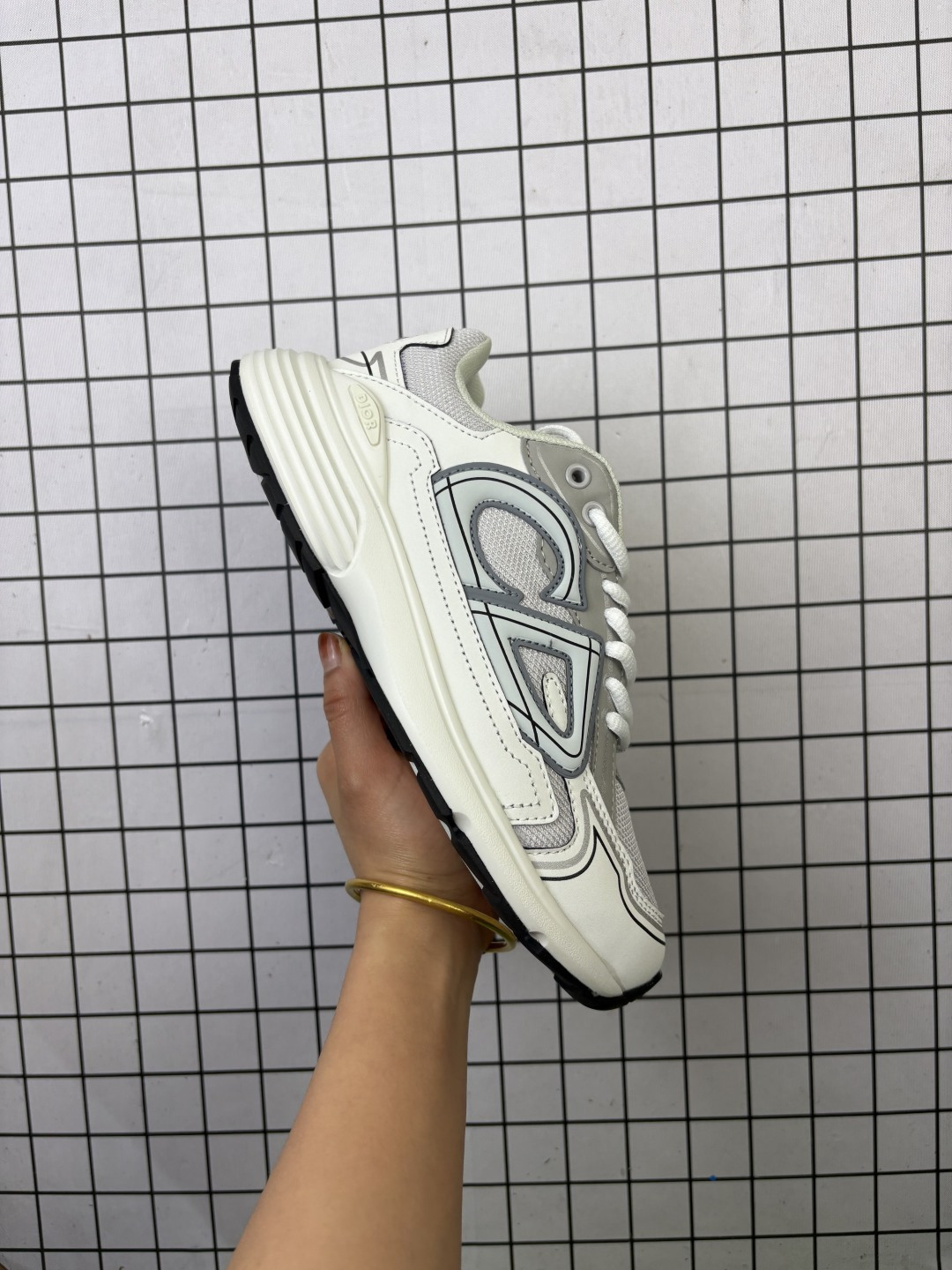 💰130
✅Dior 迪奥  运动鞋
顺应复古市场的趋势的 Dad Shoes风格鞋款鞋舌上的Dior标志 也注明了这双鞋是B30的型号！B30运用了质感细腻的皮革和网眼布面材质拼接成鞋身，鞋身两侧有显眼的字母CD 表明身份，鞋身多处线条勾勒细节 让鞋子看起来不那么单调、复古味十足
货号: 3SN279ZMB969420
尺码：36-45
编码698